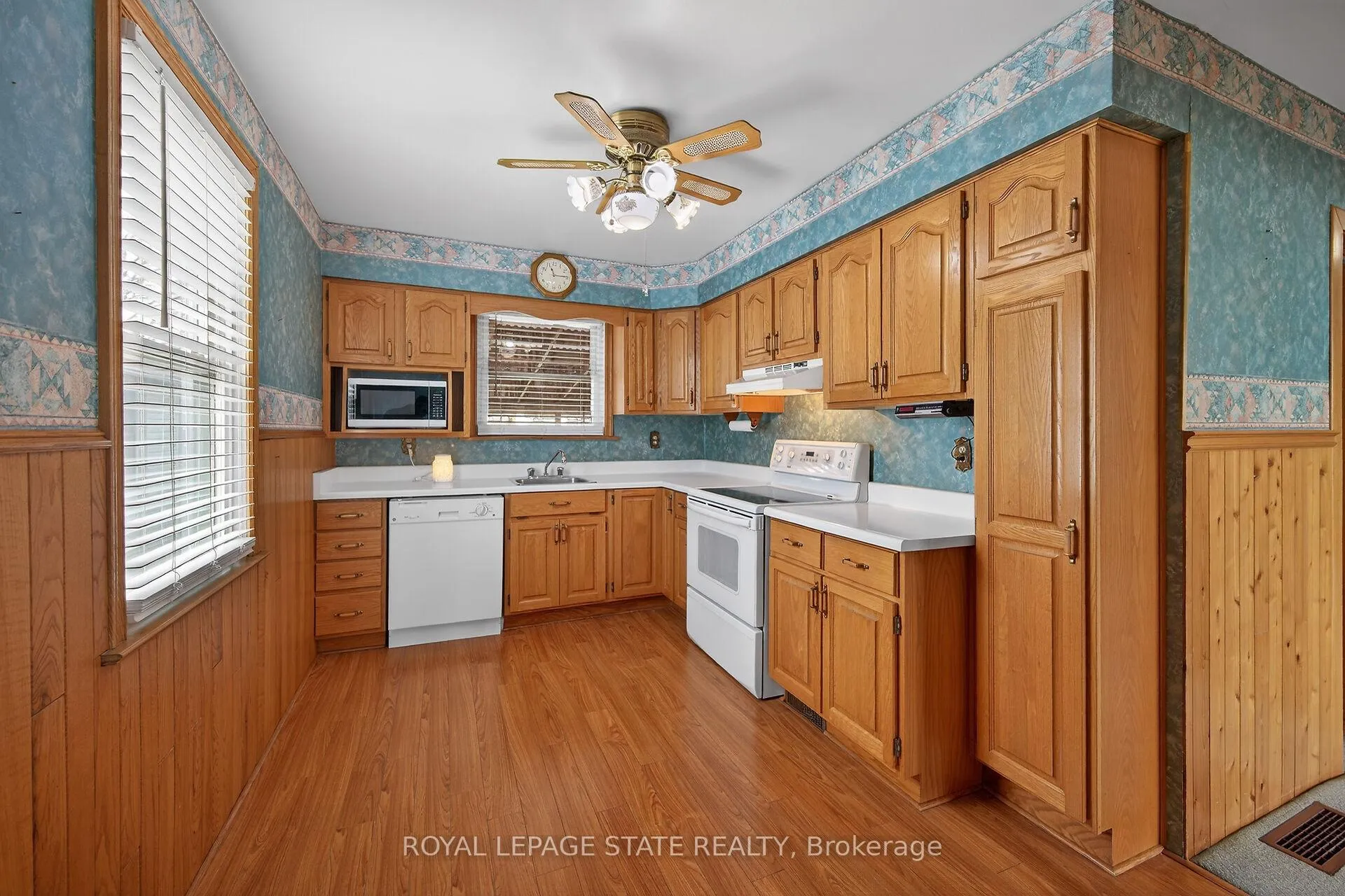 Photo 12 of 21 Lakeview Avenue, Grimsby, Grimsby Beach — HOMEH