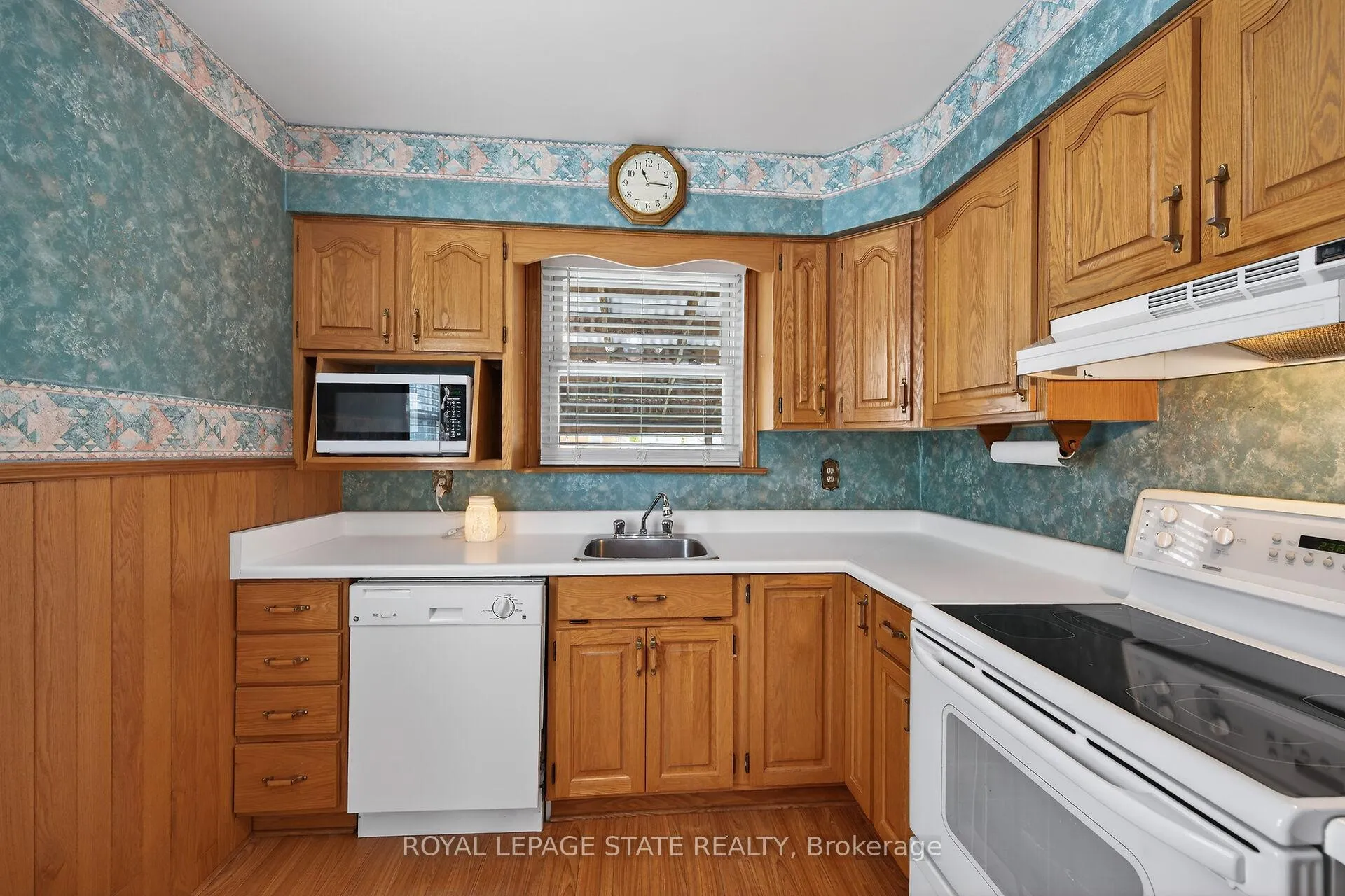 Photo 13 of 21 Lakeview Avenue, Grimsby, Grimsby Beach — HOMEH
