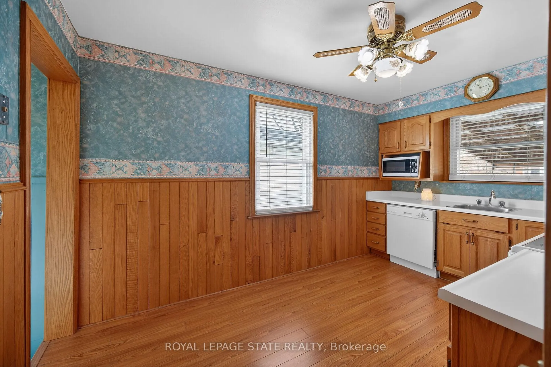 Photo 15 of 21 Lakeview Avenue, Grimsby, Grimsby Beach — HOMEH