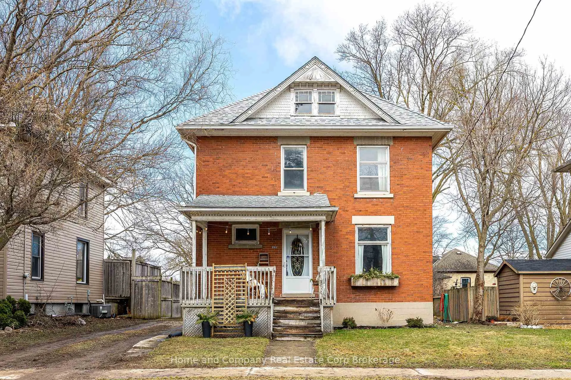 Front of 211 Queen Street W