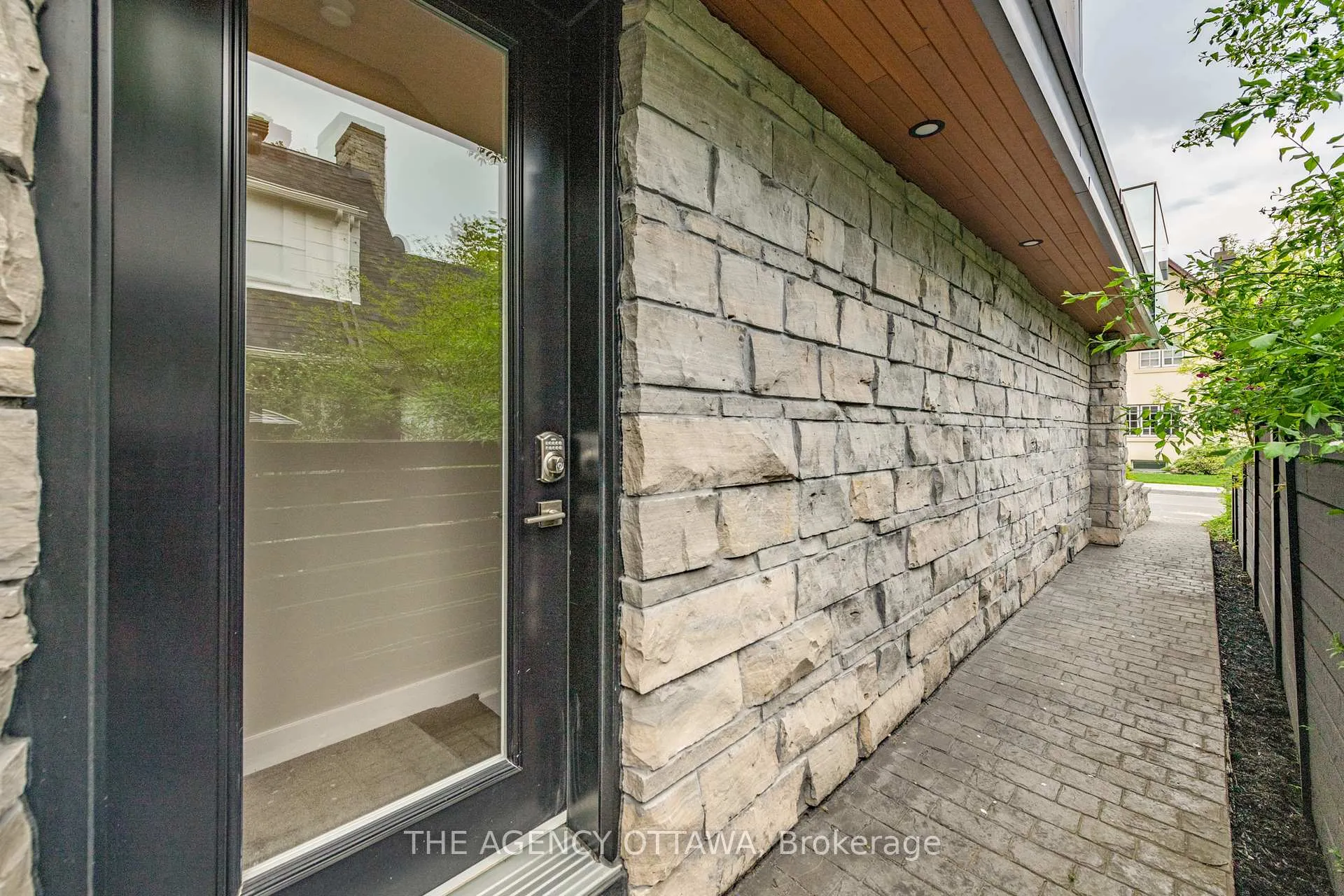 Photo 3 of Unit 2, 946 Colonel By Drive, Ottawa, Old Ottawa South — HOMEH