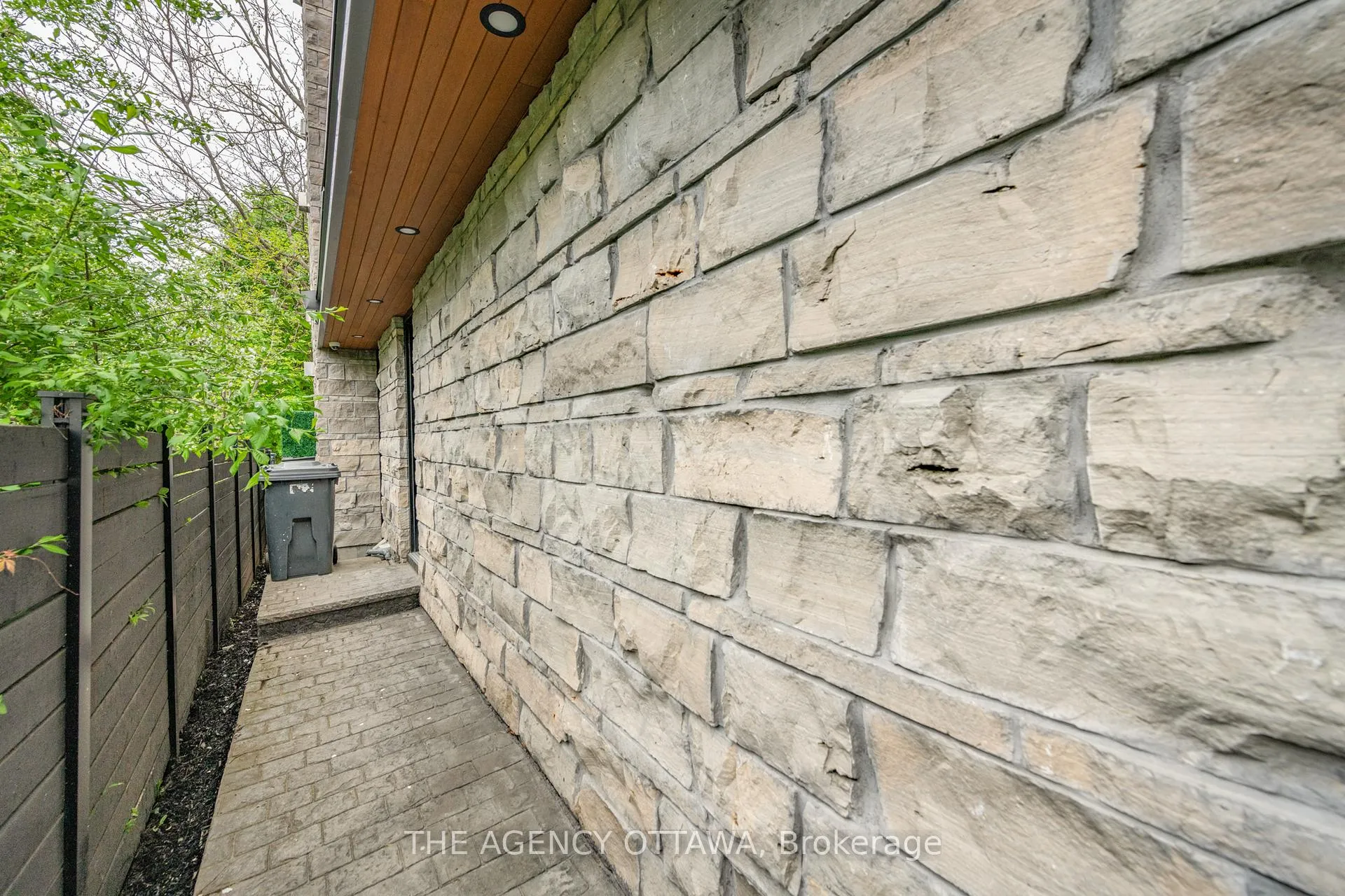Photo 4 of Unit 2, 946 Colonel By Drive, Ottawa, Old Ottawa South — HOMEH