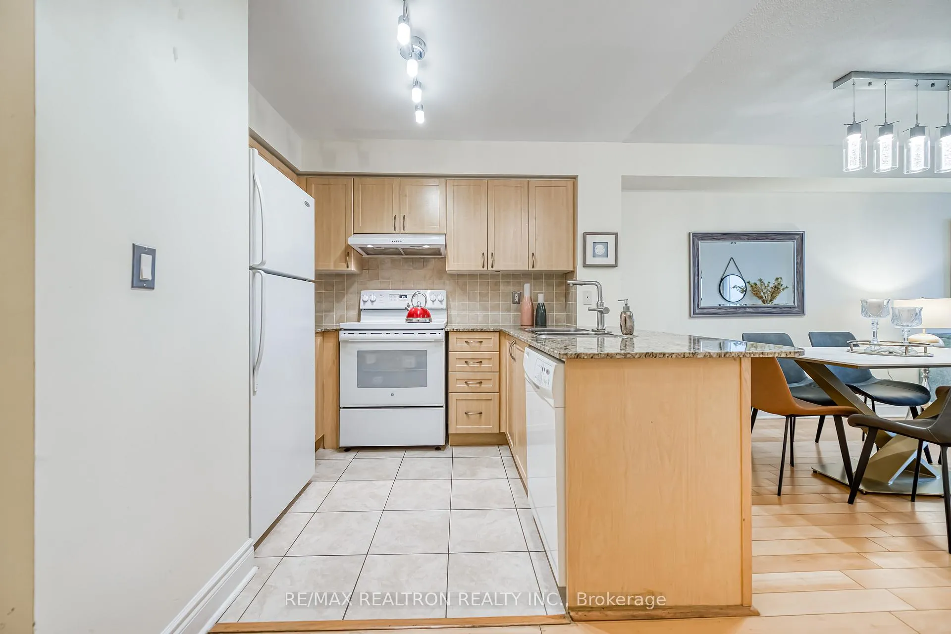 Photo 5 of Unit 209, 32 Clegg Road, Markham, Unionville — HOMEH
