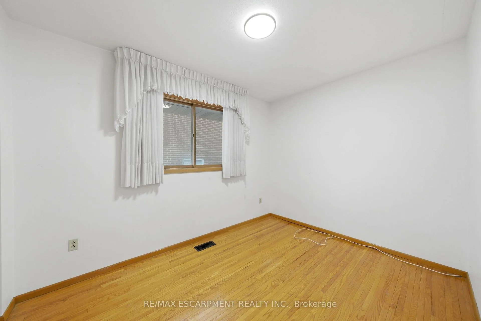 Photo 11 of 136 Cromwell Crescent, Hamilton, Greenford — HOMEH