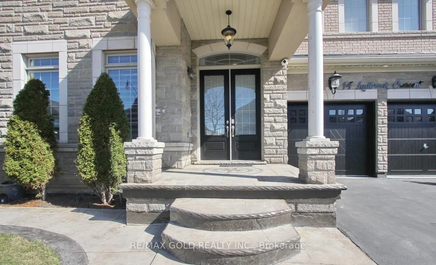Photo 3 of 14 Ladbrook Crescent, Brampton, Credit Valley — HOMEH