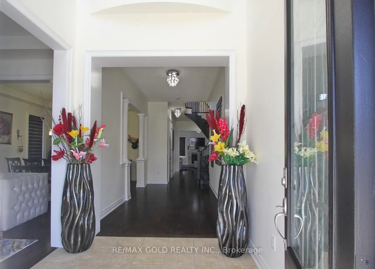 Photo 4 of 14 Ladbrook Crescent, Brampton, Credit Valley — HOMEH