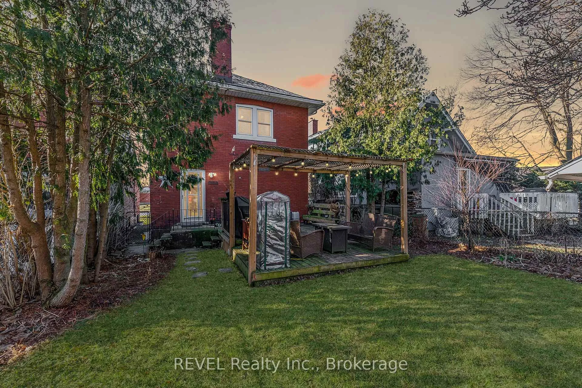 Photo 4 of 212 Maple Street, Welland, Broadway — HOMEH