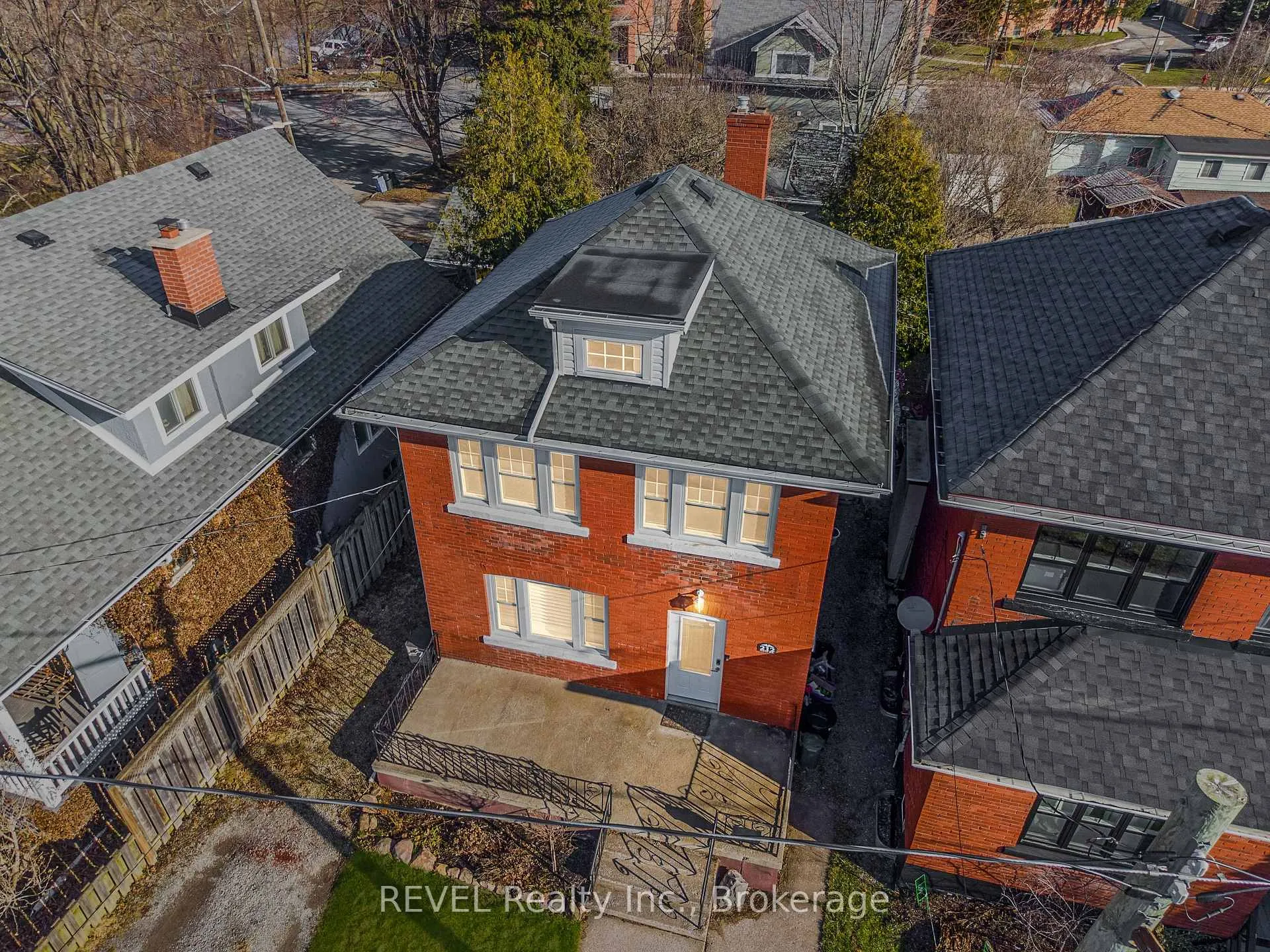Photo 7 of 212 Maple Street, Welland, Broadway — HOMEH