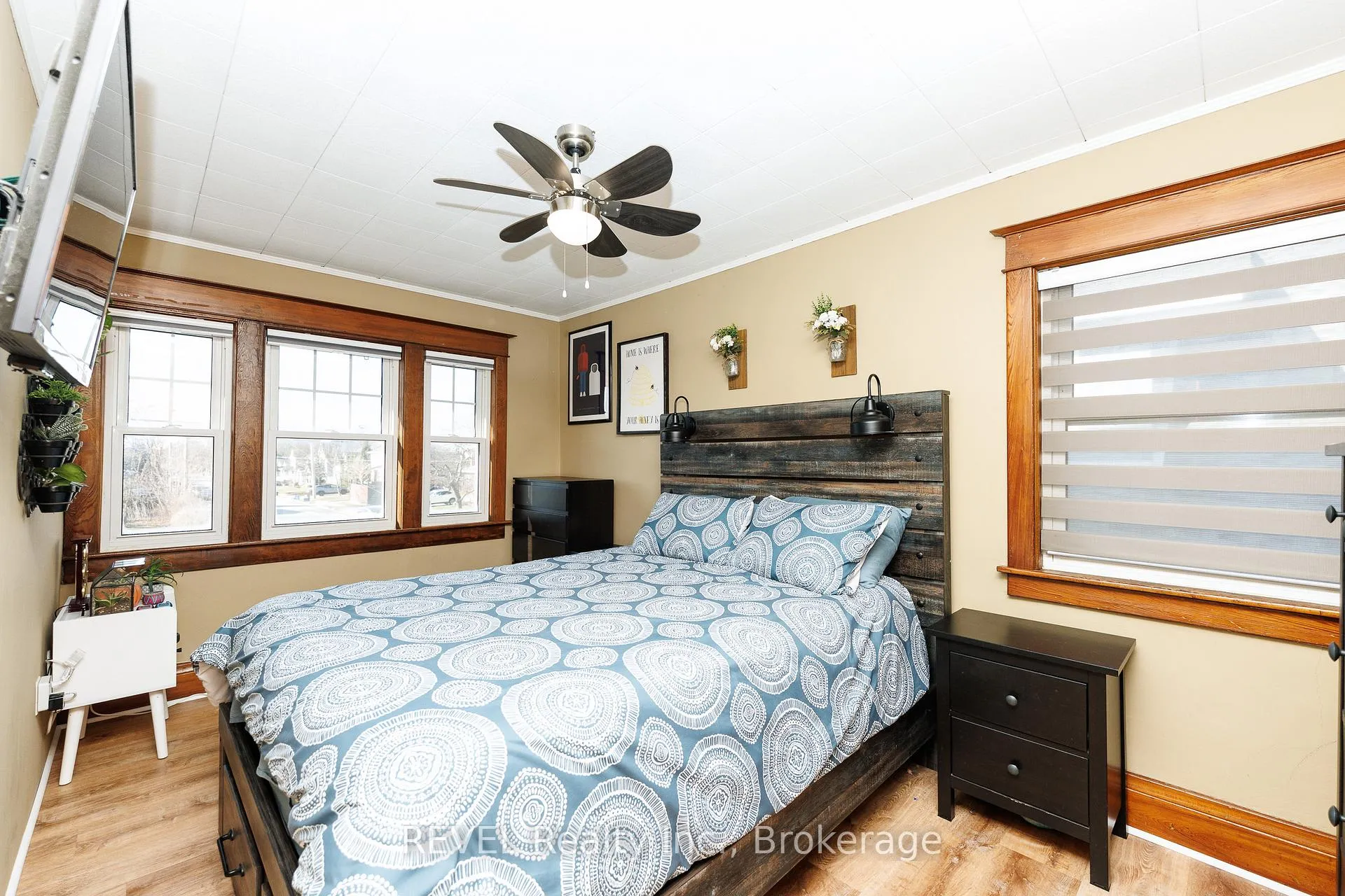 Photo 22 of 212 Maple Street, Welland, Broadway — HOMEH