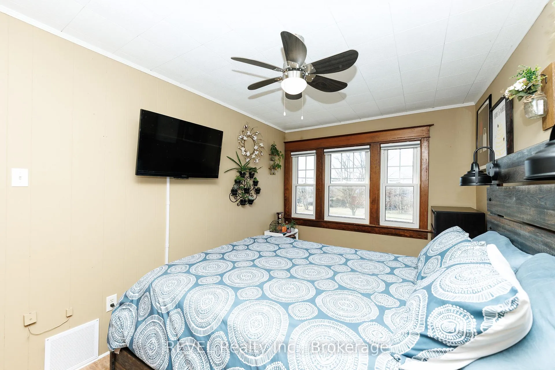 Photo 24 of 212 Maple Street, Welland, Broadway — HOMEH