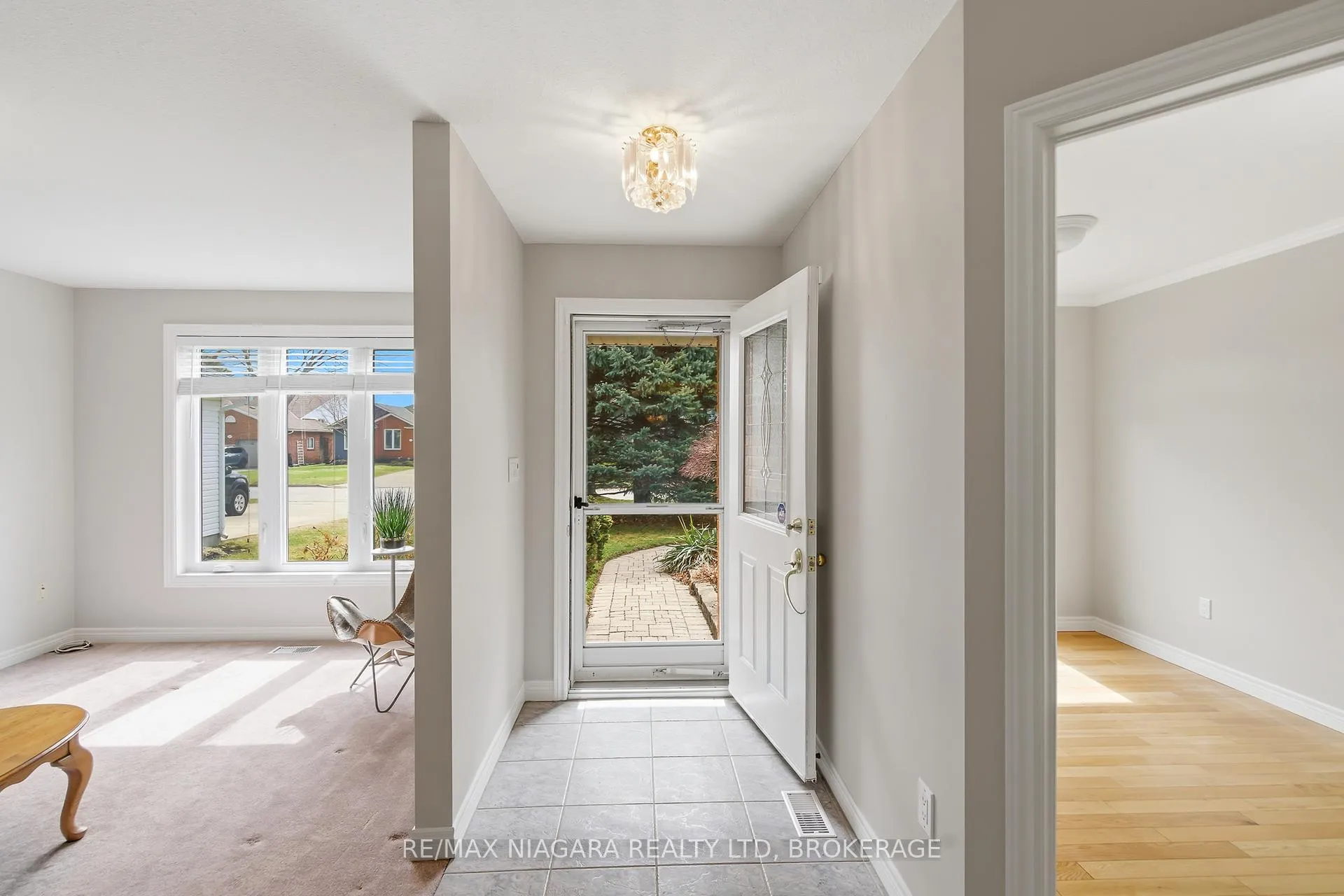 Photo 5 of 7865 Bishop Avenue, Niagara Falls, Mt. Carmel — HOMEH