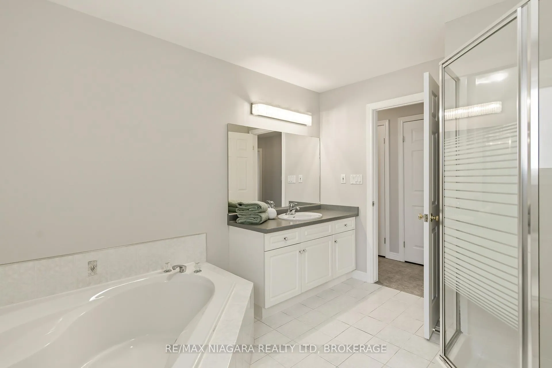 Photo 17 of 7865 Bishop Avenue, Niagara Falls, Mt. Carmel — HOMEH