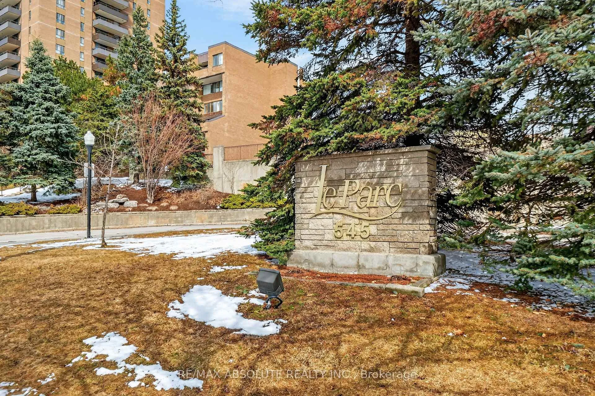 Front of Unit 806, 545 St Laurent Boulevard