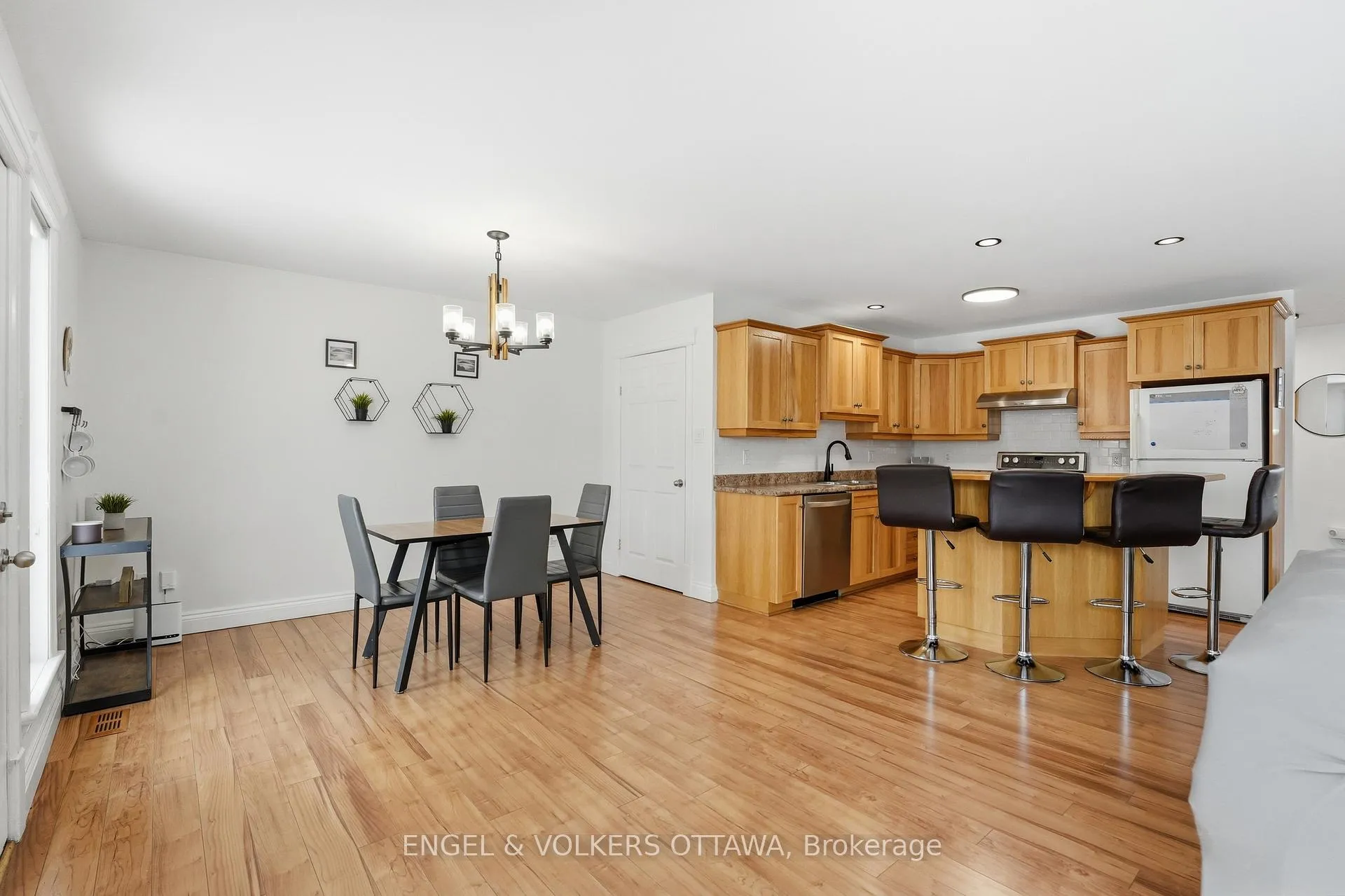 Photo 13 of 27 Ivy Avenue, Renfrew — HOMEH