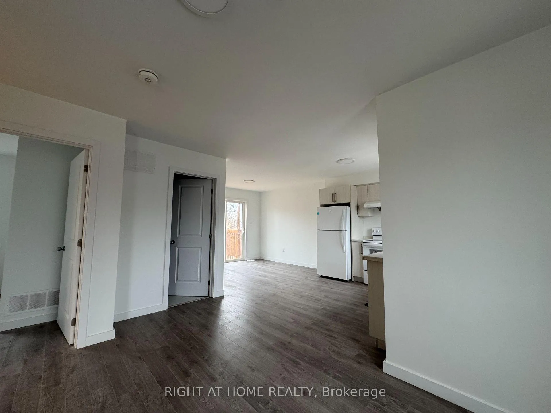 Photo 5 of Unit (MAIN), 127 Highriver Trail, Welland, Broadway — HOMEH