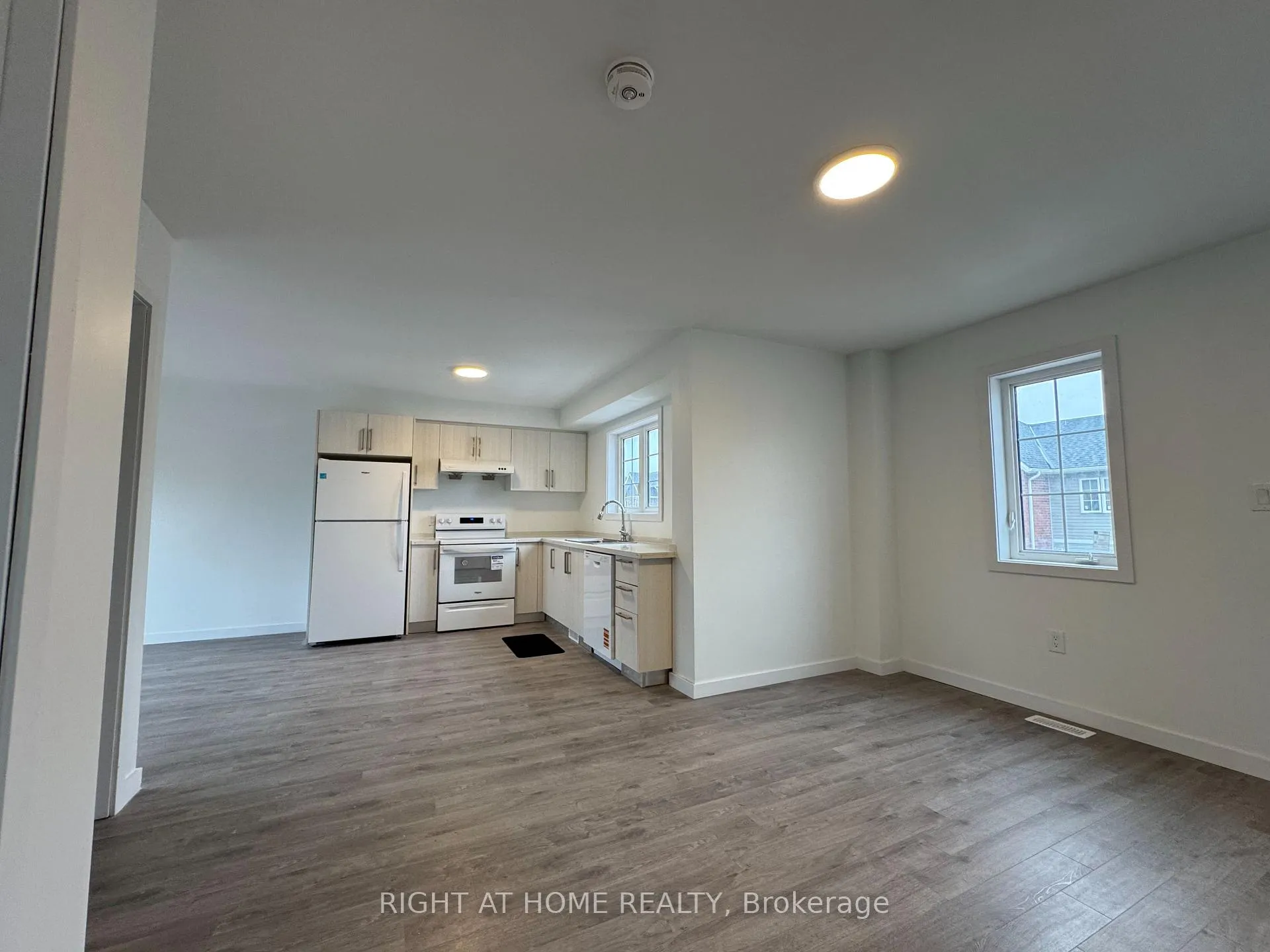 Photo 6 of Unit (MAIN), 127 Highriver Trail, Welland, Broadway — HOMEH