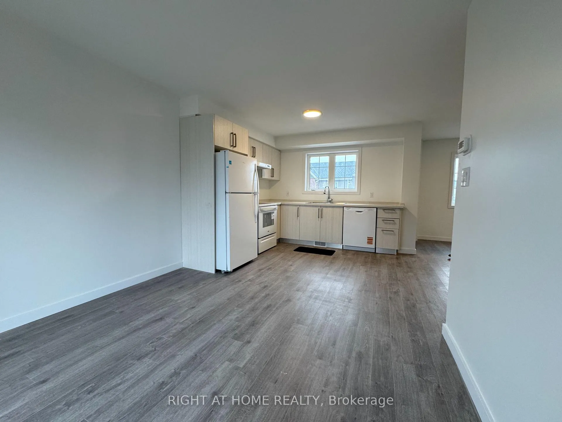 Photo 8 of Unit (MAIN), 127 Highriver Trail, Welland, Broadway — HOMEH