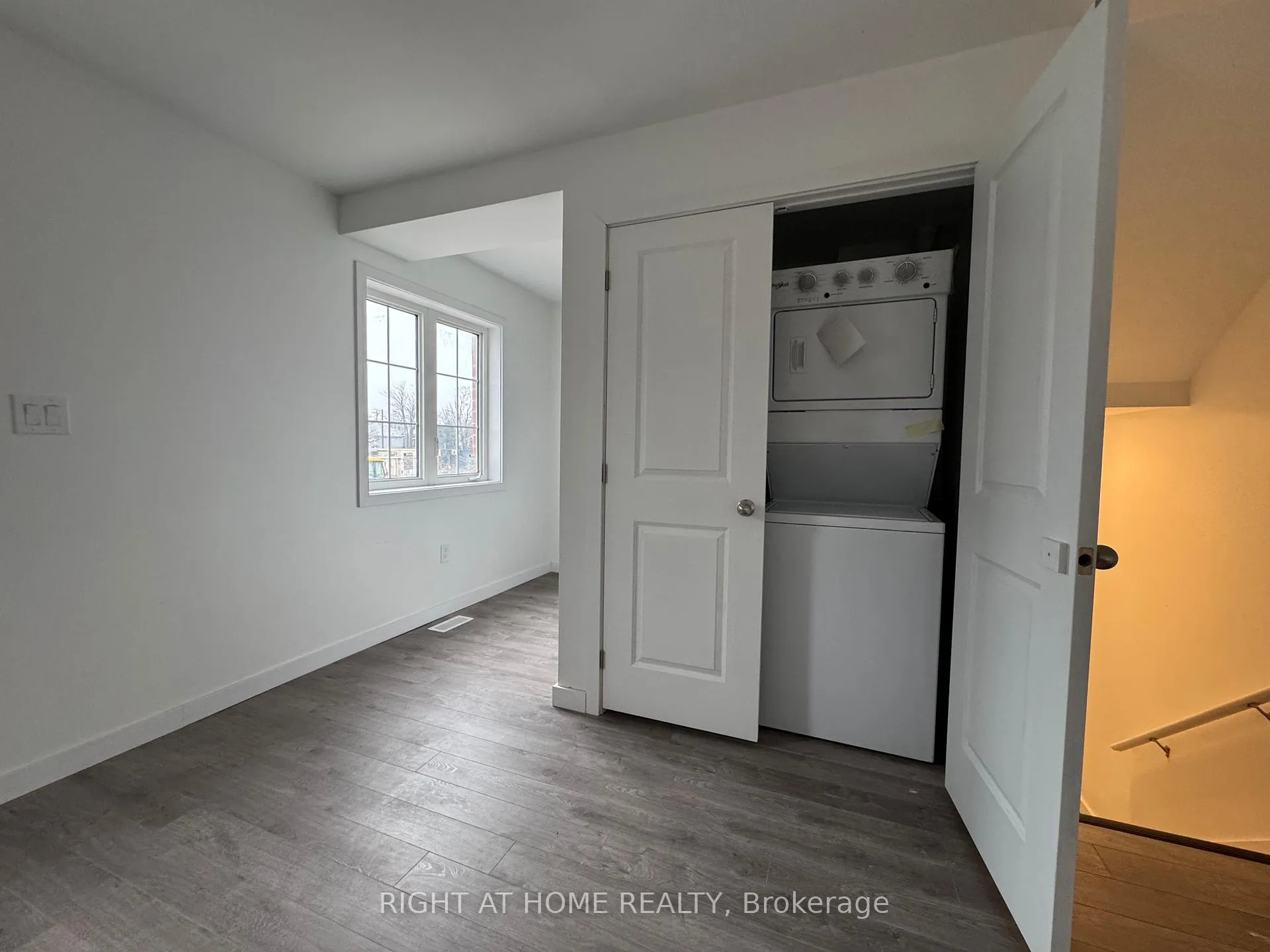 Photo 10 of Unit (MAIN), 127 Highriver Trail, Welland, Broadway — HOMEH