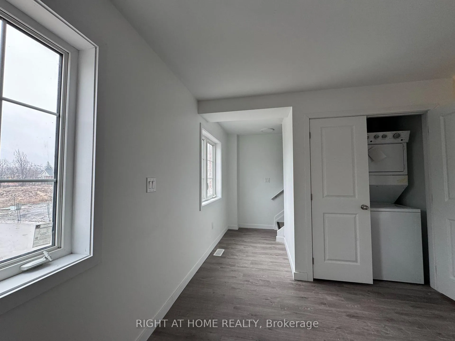 Photo 14 of Unit (MAIN), 127 Highriver Trail, Welland, Broadway — HOMEH