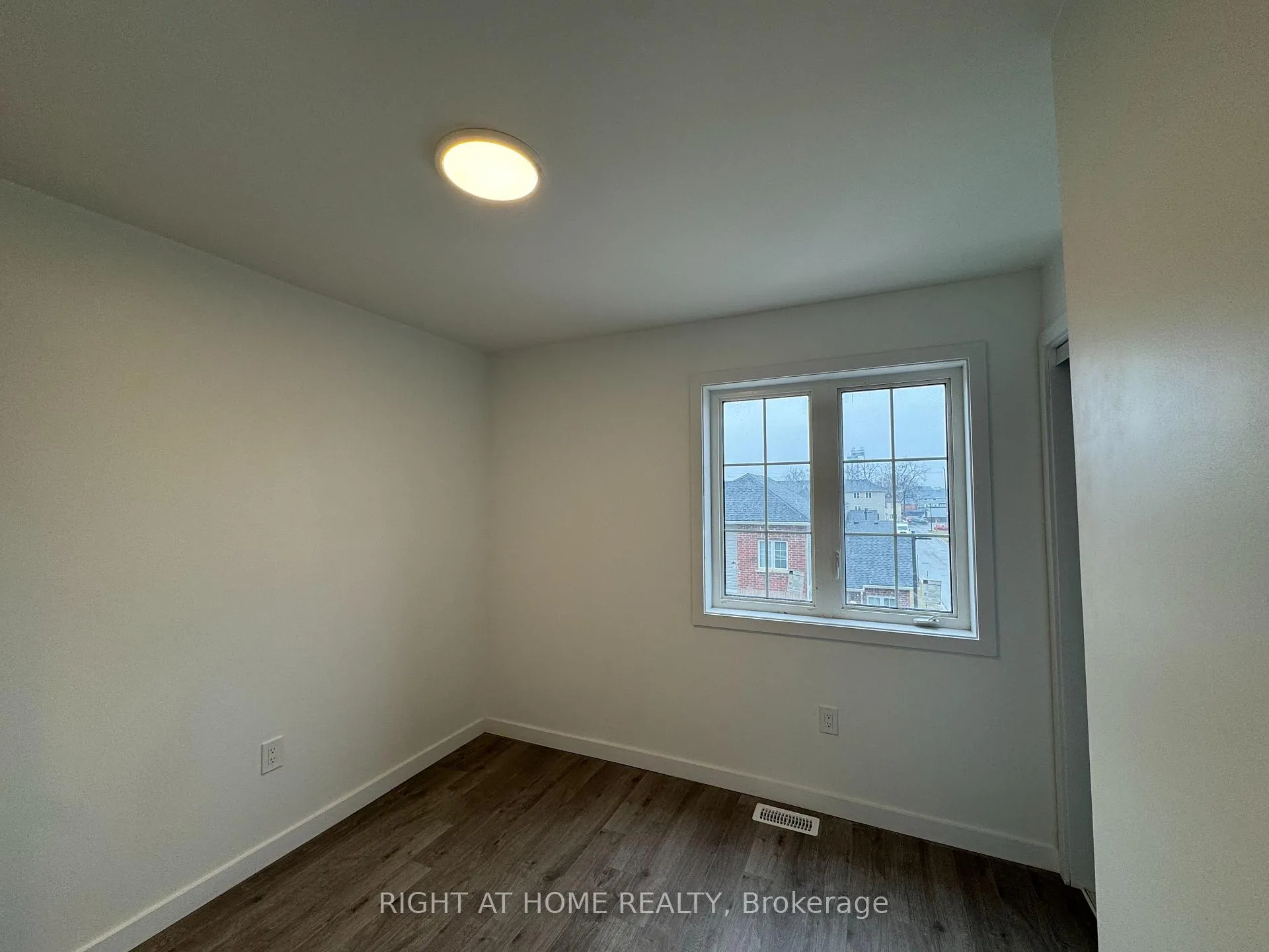 Photo 17 of Unit (MAIN), 127 Highriver Trail, Welland, Broadway — HOMEH