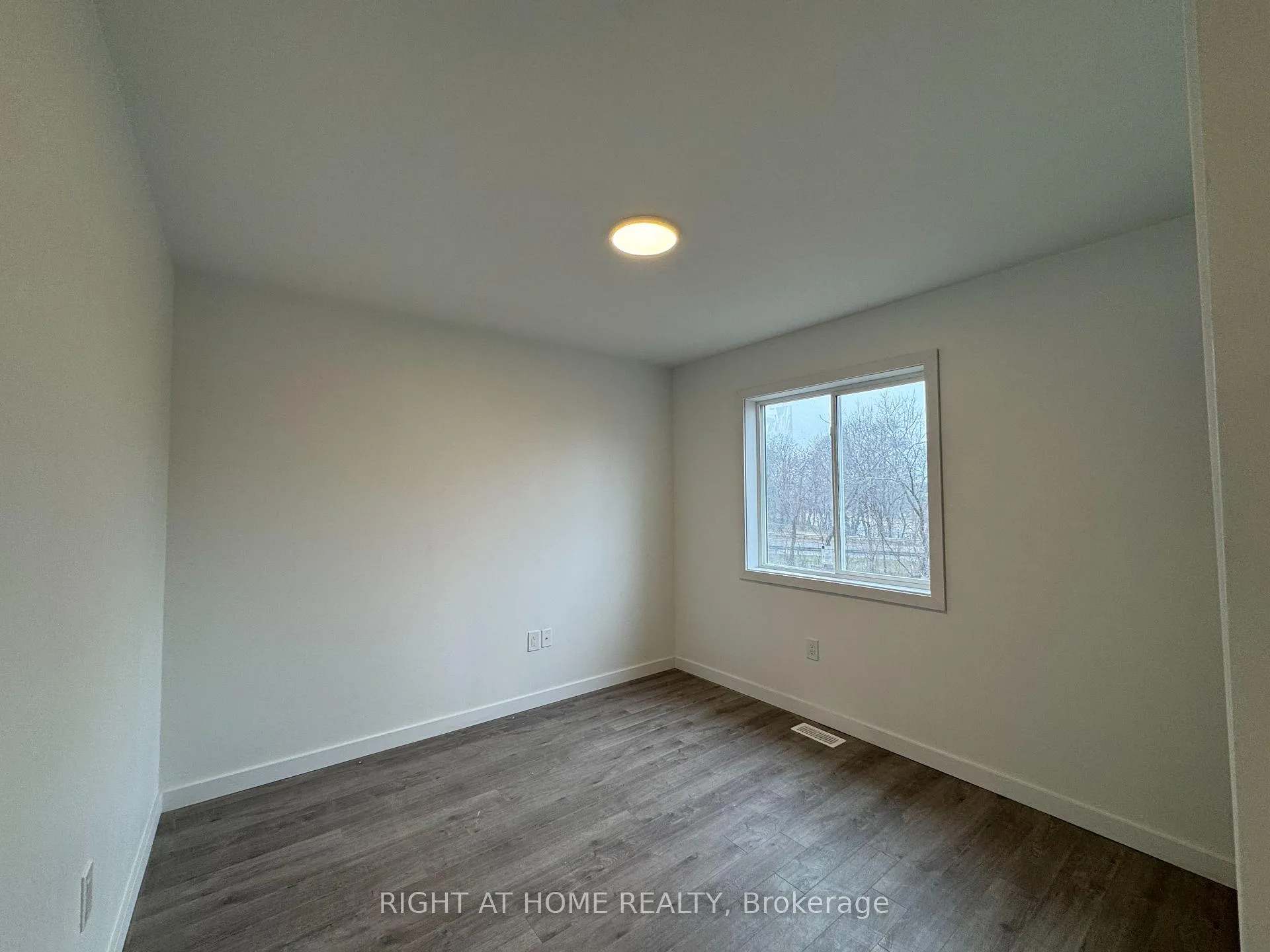 Photo 18 of Unit (MAIN), 127 Highriver Trail, Welland, Broadway — HOMEH