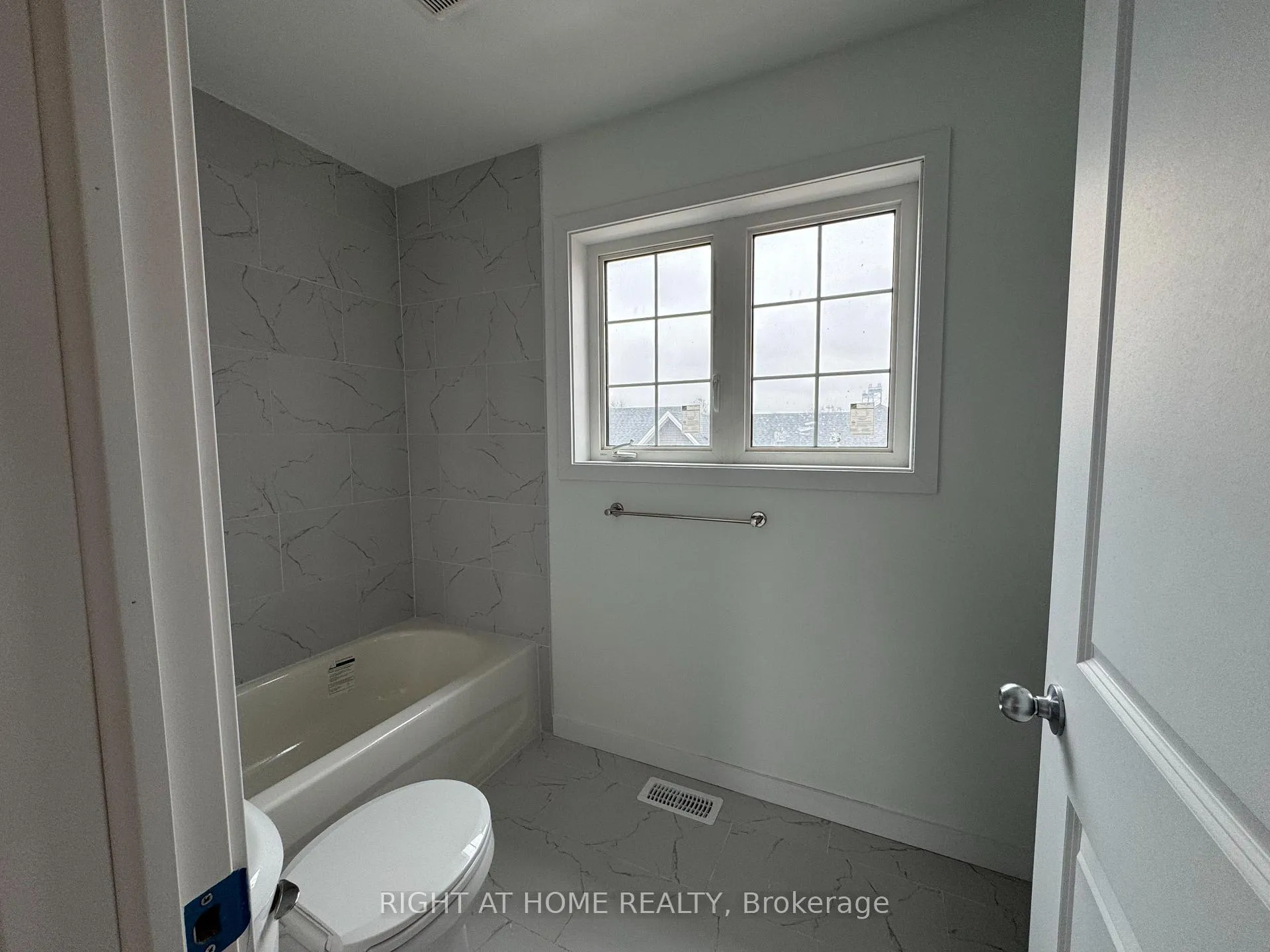 Photo 24 of Unit (MAIN), 127 Highriver Trail, Welland, Broadway — HOMEH