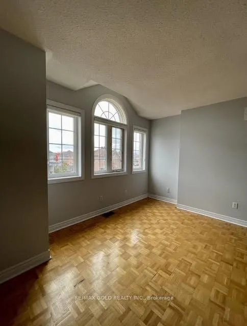 Photo 4 of Unit Upper, 25 Giza Crescent, Brampton, Sandringham-Wellington — HOMEH