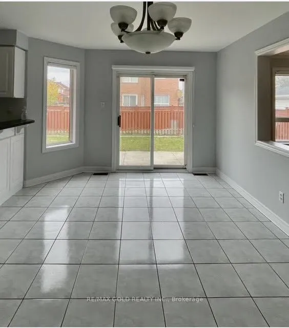Photo 10 of Unit Upper, 25 Giza Crescent, Brampton, Sandringham-Wellington — HOMEH