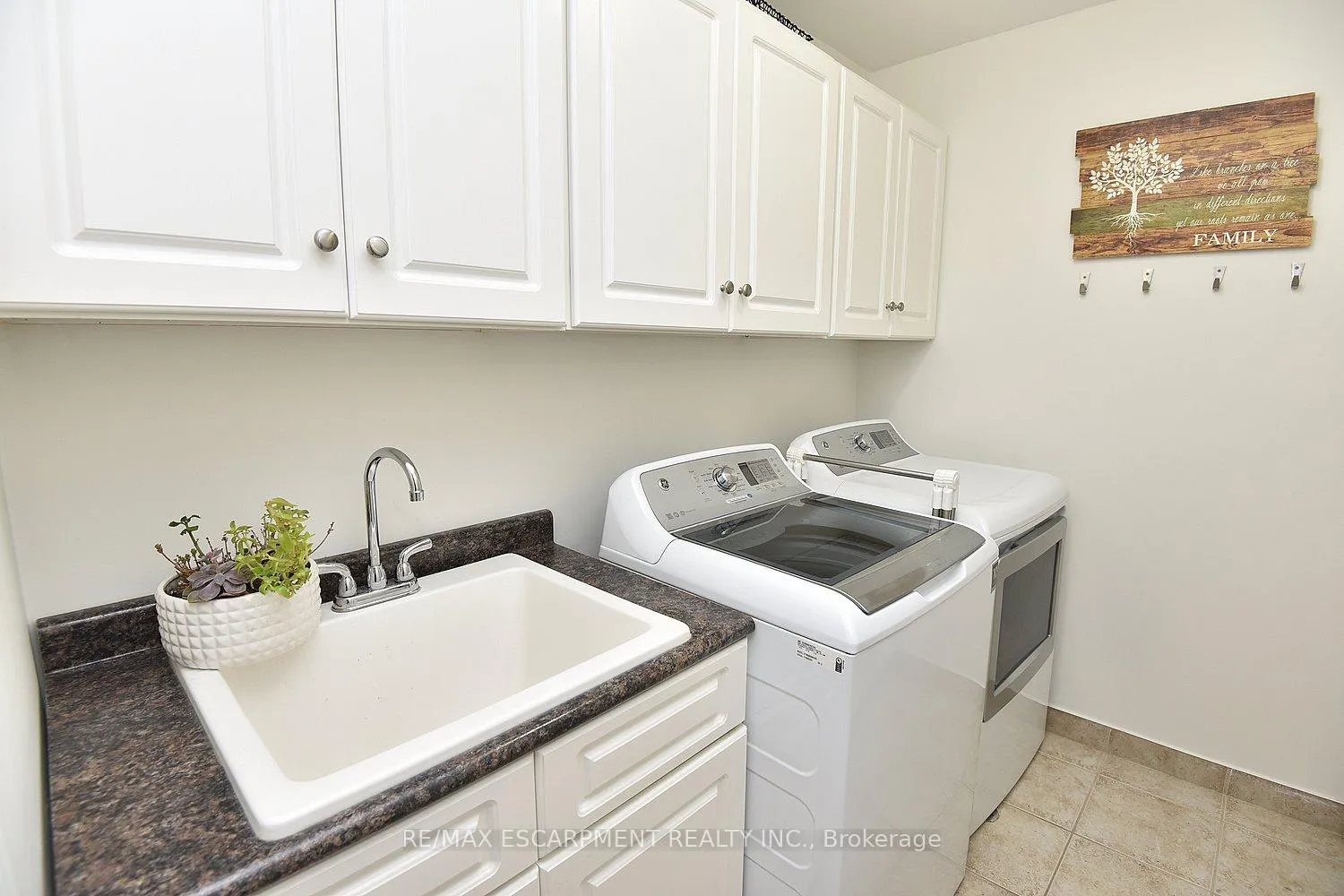 Photo 35 of 111 Magnolia Crescent, Grimsby, Grimsby West — HOMEH