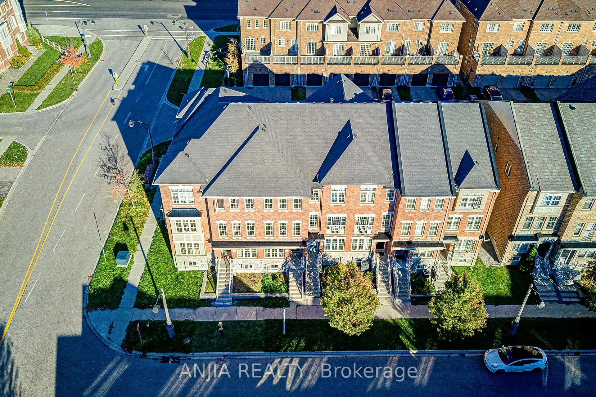 Photo 2 of 5 Valliere Drive, Markham, Berczy — HOMEH