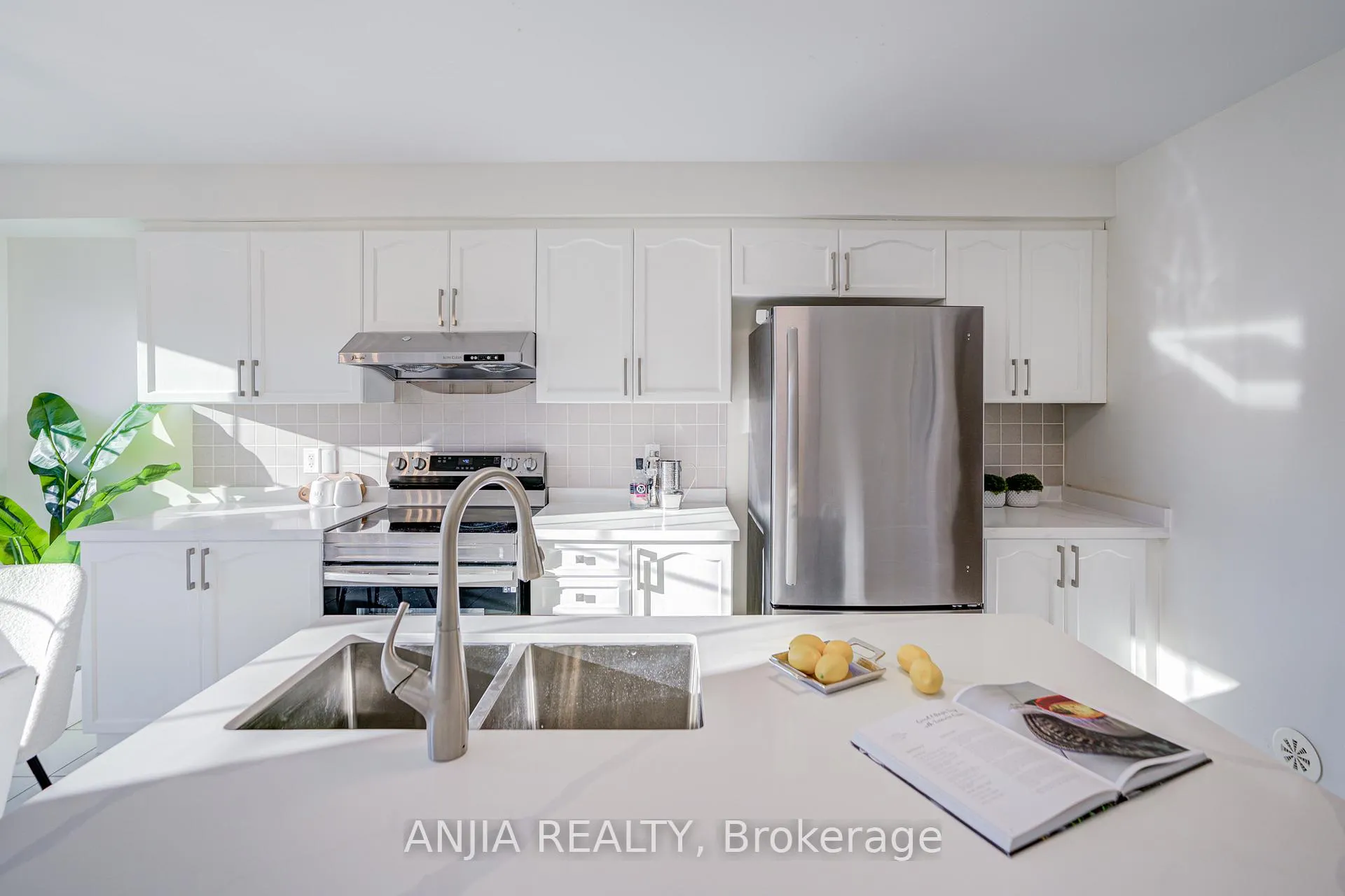 Photo 24 of 5 Valliere Drive, Markham, Berczy — HOMEH