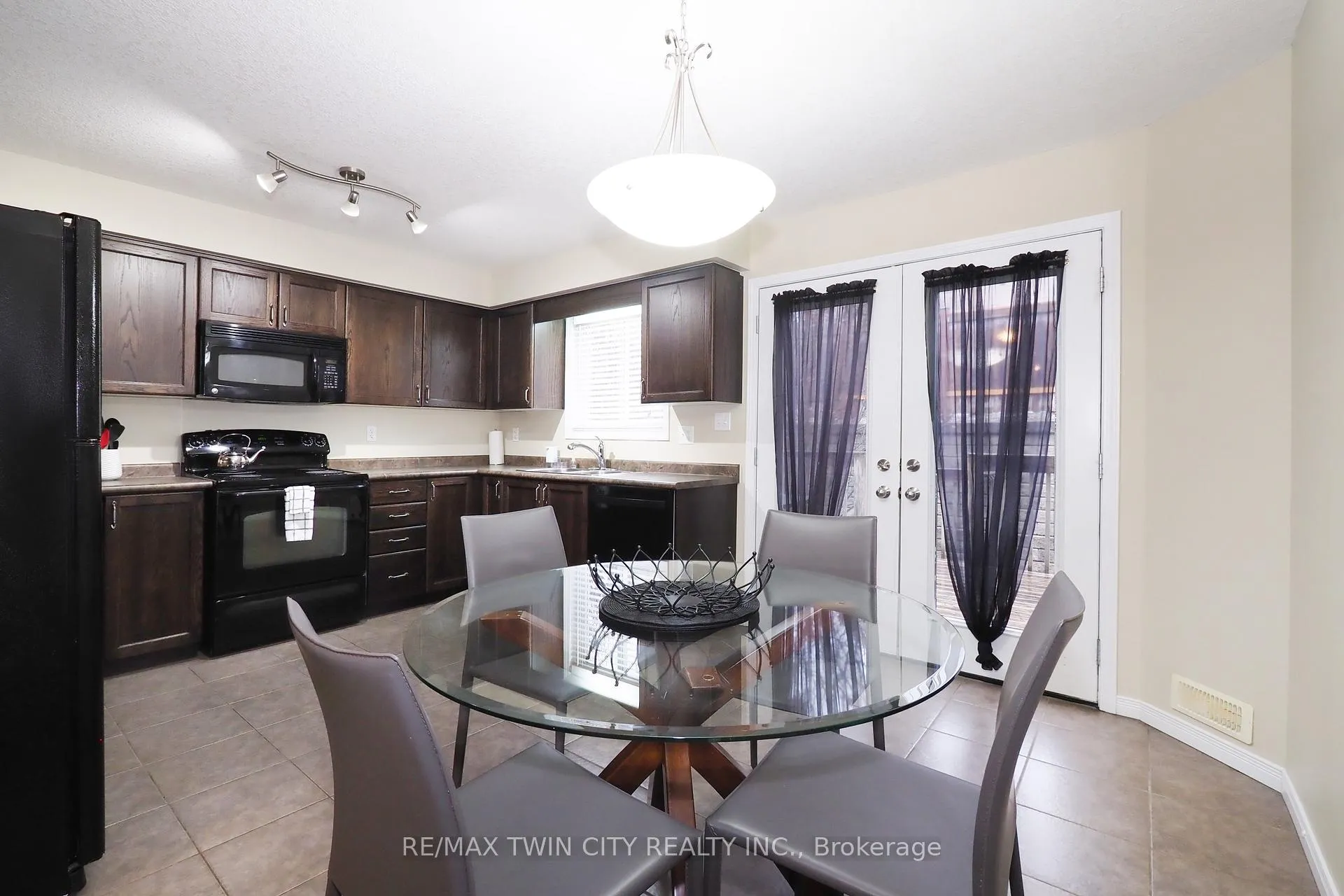 Photo 10 of Unit B12, 240 Westmeadow Drive, Kitchener — HOMEH