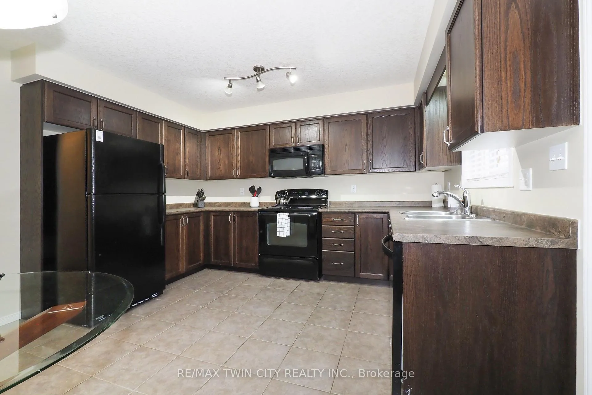 Photo 11 of Unit B12, 240 Westmeadow Drive, Kitchener — HOMEH