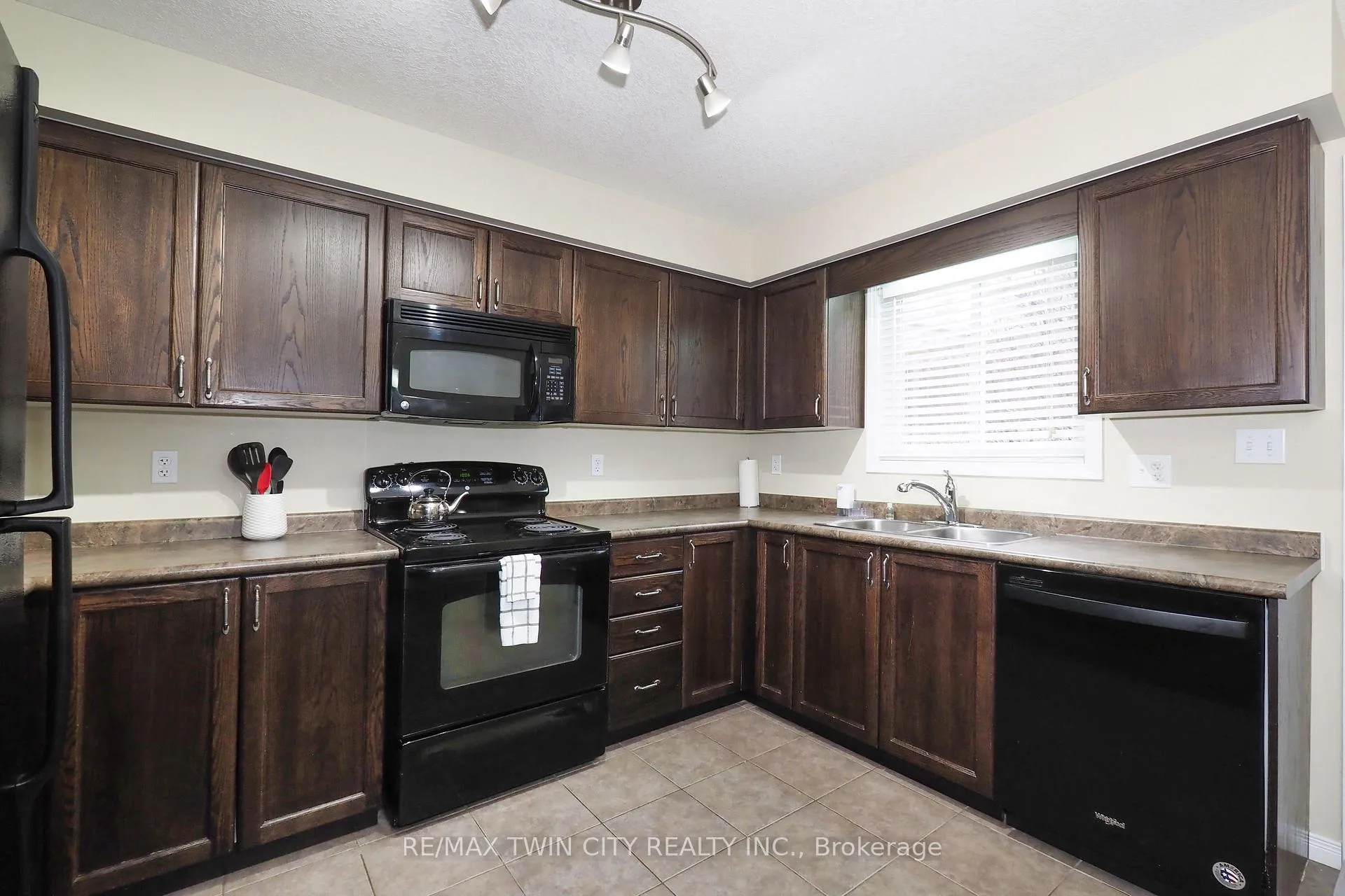 Photo 12 of Unit B12, 240 Westmeadow Drive, Kitchener — HOMEH