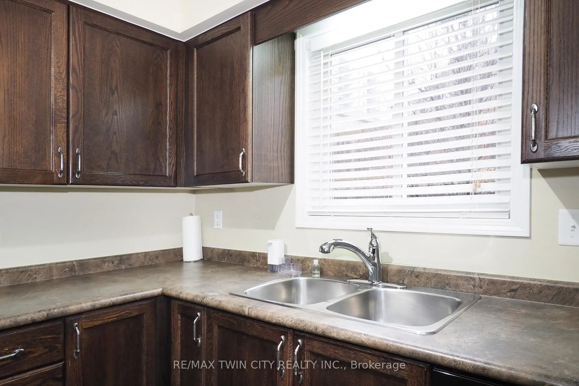 Photo 13 of Unit B12, 240 Westmeadow Drive, Kitchener — HOMEH