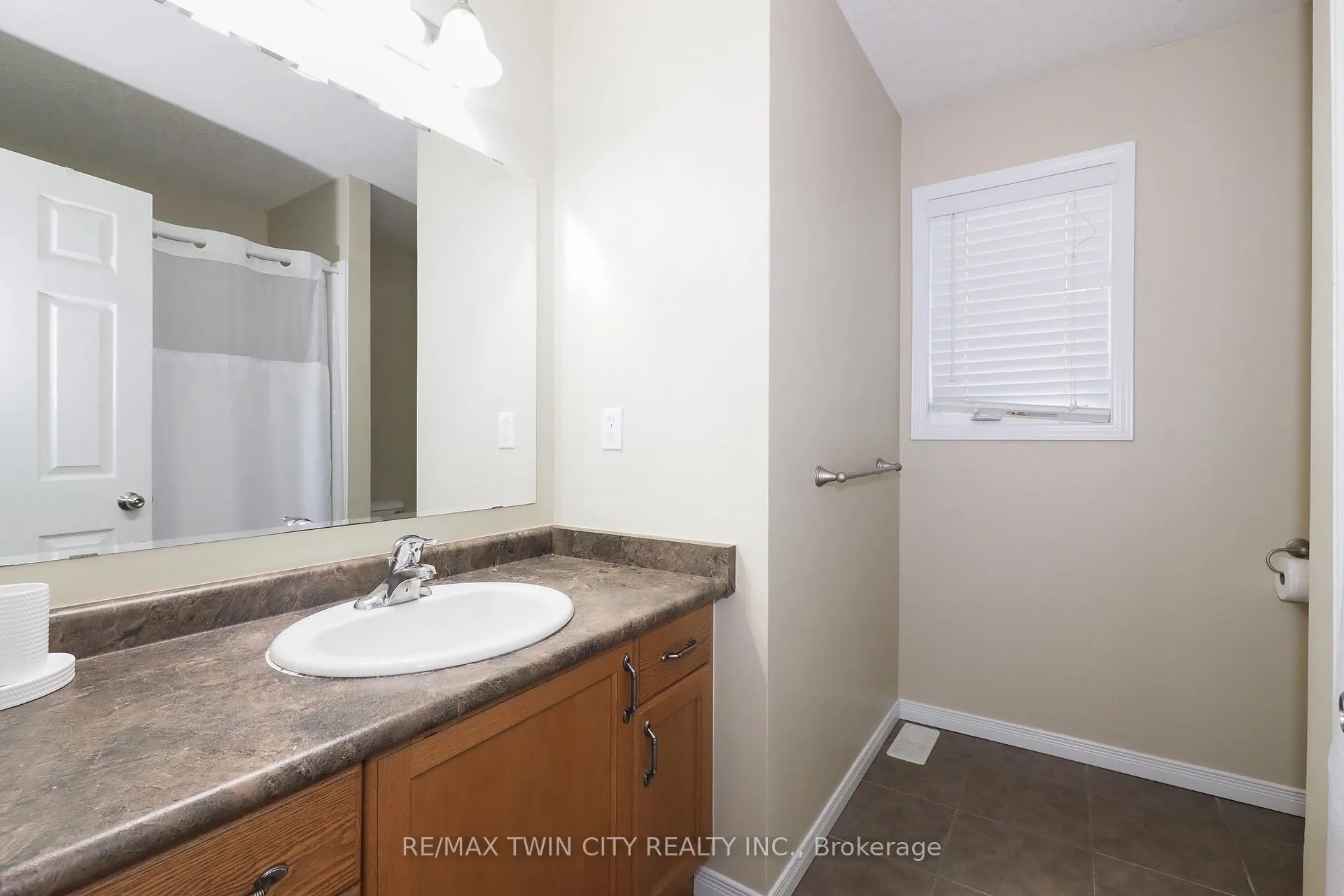 Photo 25 of Unit B12, 240 Westmeadow Drive, Kitchener — HOMEH