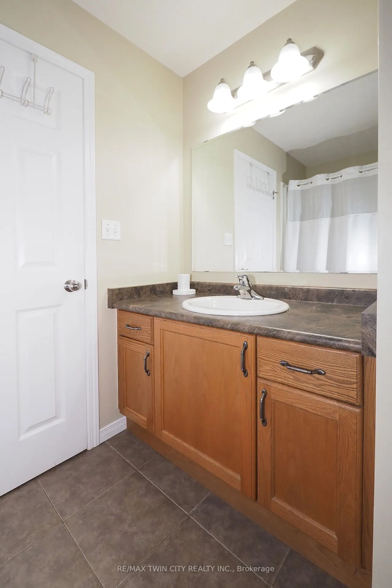 Photo 27 of Unit B12, 240 Westmeadow Drive, Kitchener — HOMEH
