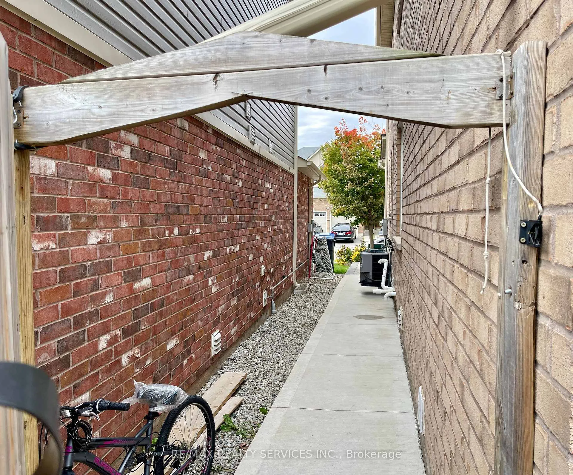 Photo 9 of 35 Agricola Road, Brampton, Northwest Brampton — HOMEH