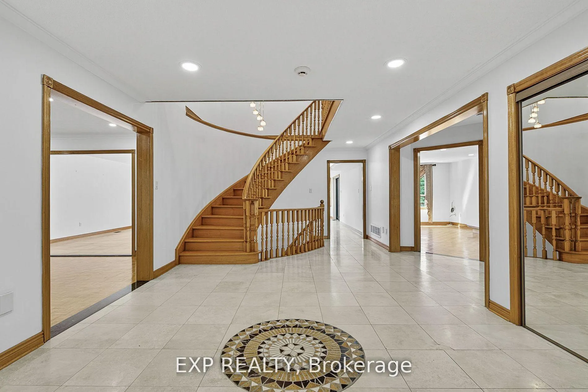 Photo 5 of 315 Stephanie Boulevard, Vaughan, Kleinburg — HOMEH