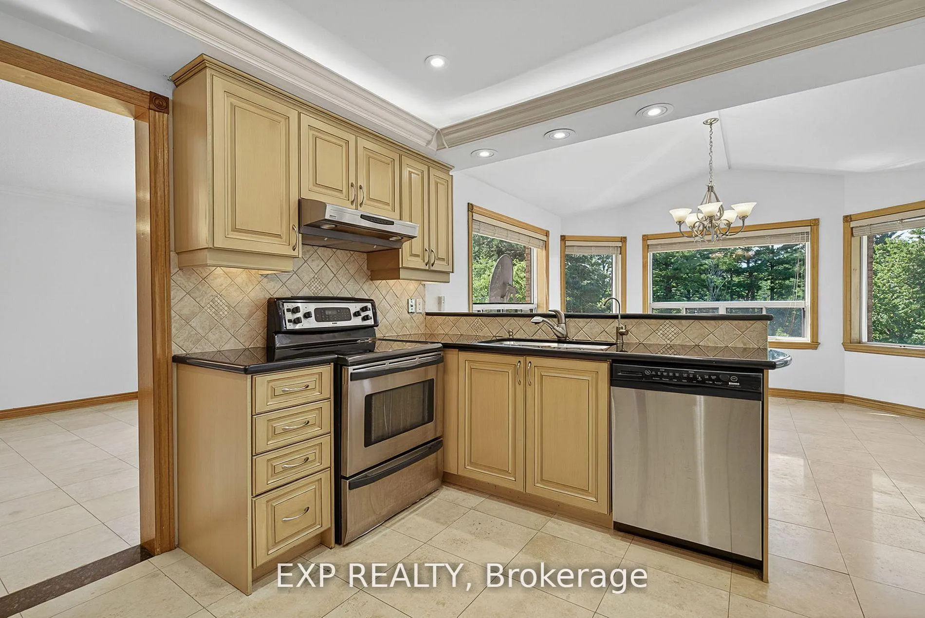 Photo 12 of 315 Stephanie Boulevard, Vaughan, Kleinburg — HOMEH
