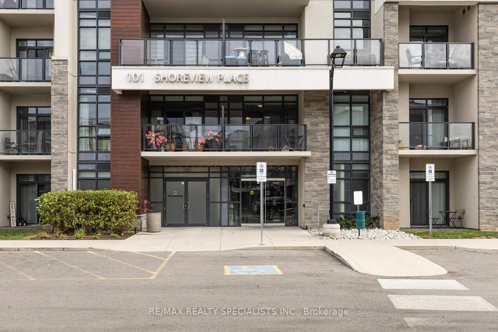 Photo 5 of Unit 112, 101 Shoreview Place, Hamilton, Lakeshore — HOMEH