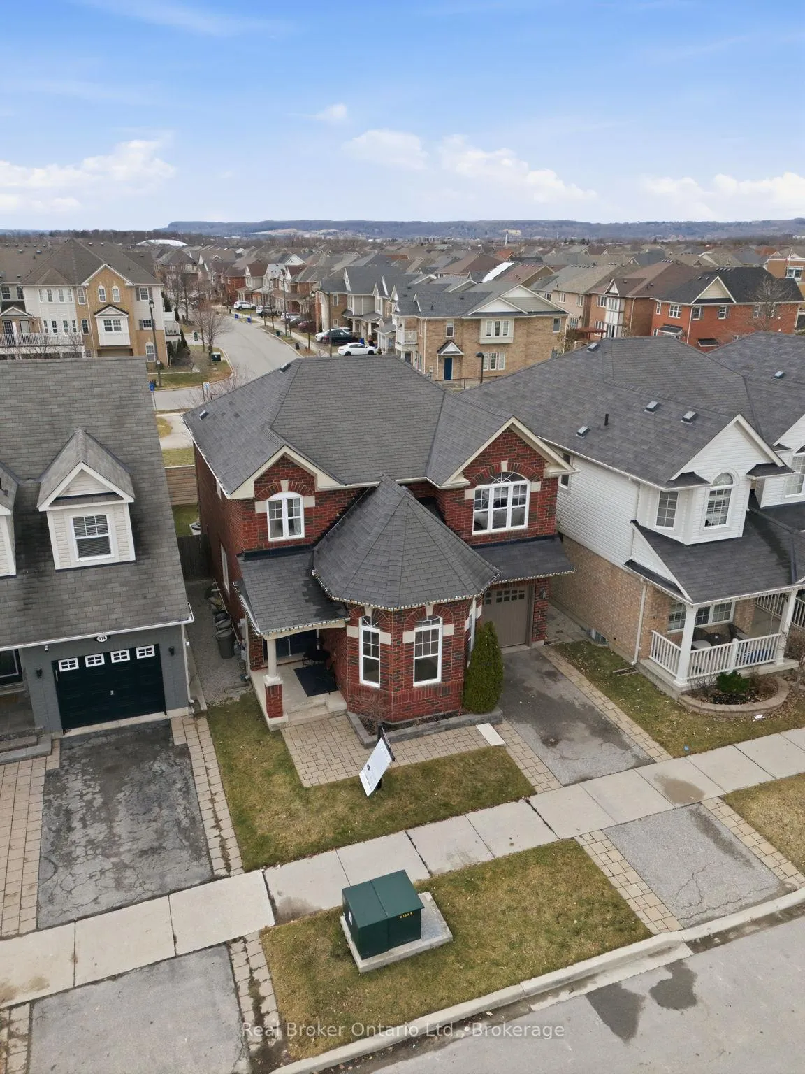 Front of 910 Vickerman Way