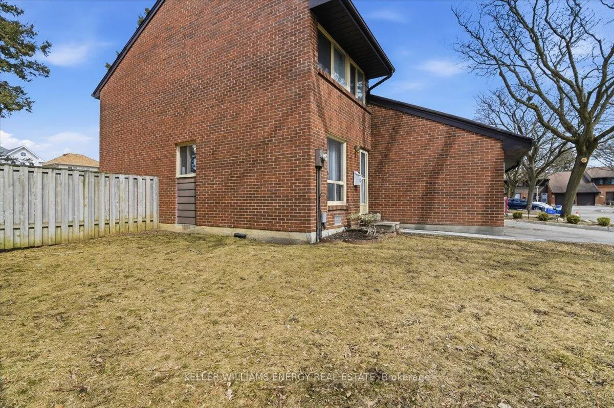 Photo 2 of Unit 13, 155 Glovers Road E, Oshawa, Samac — HOMEH