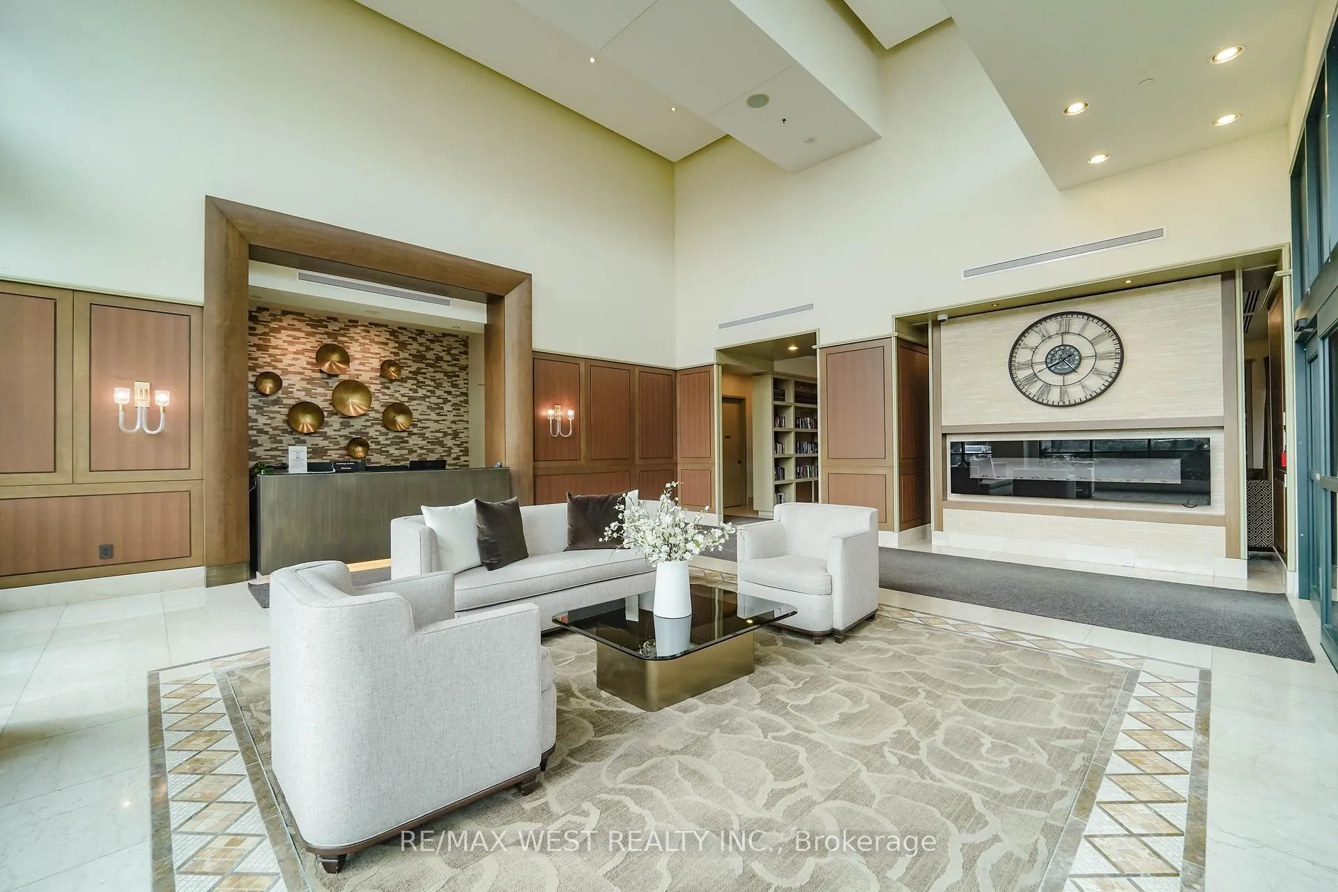 Photo 2 of Unit 909, 100 John Street, Brampton, Downtown Brampton — HOMEH