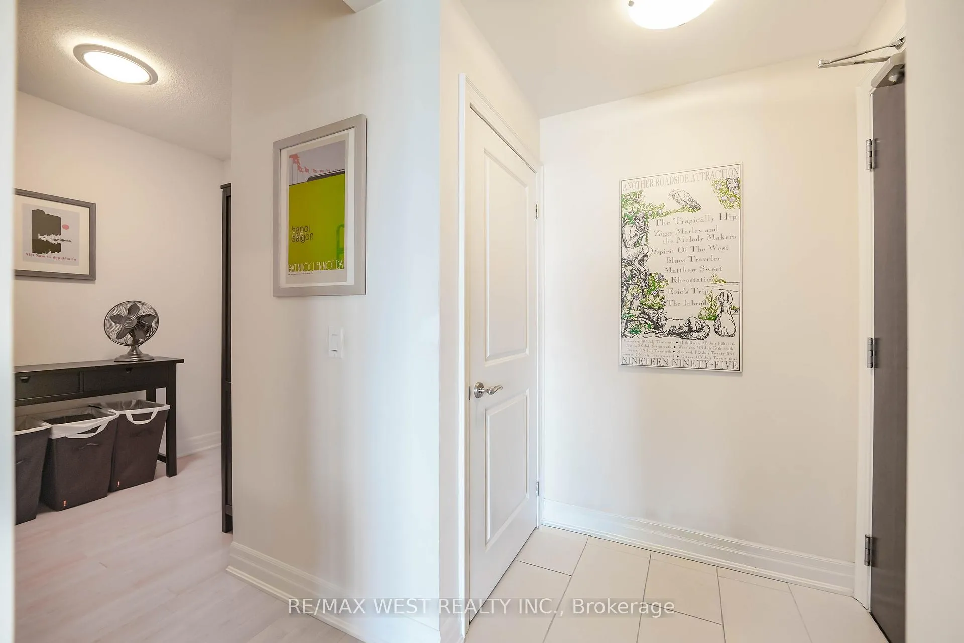 Photo 3 of Unit 909, 100 John Street, Brampton, Downtown Brampton — HOMEH