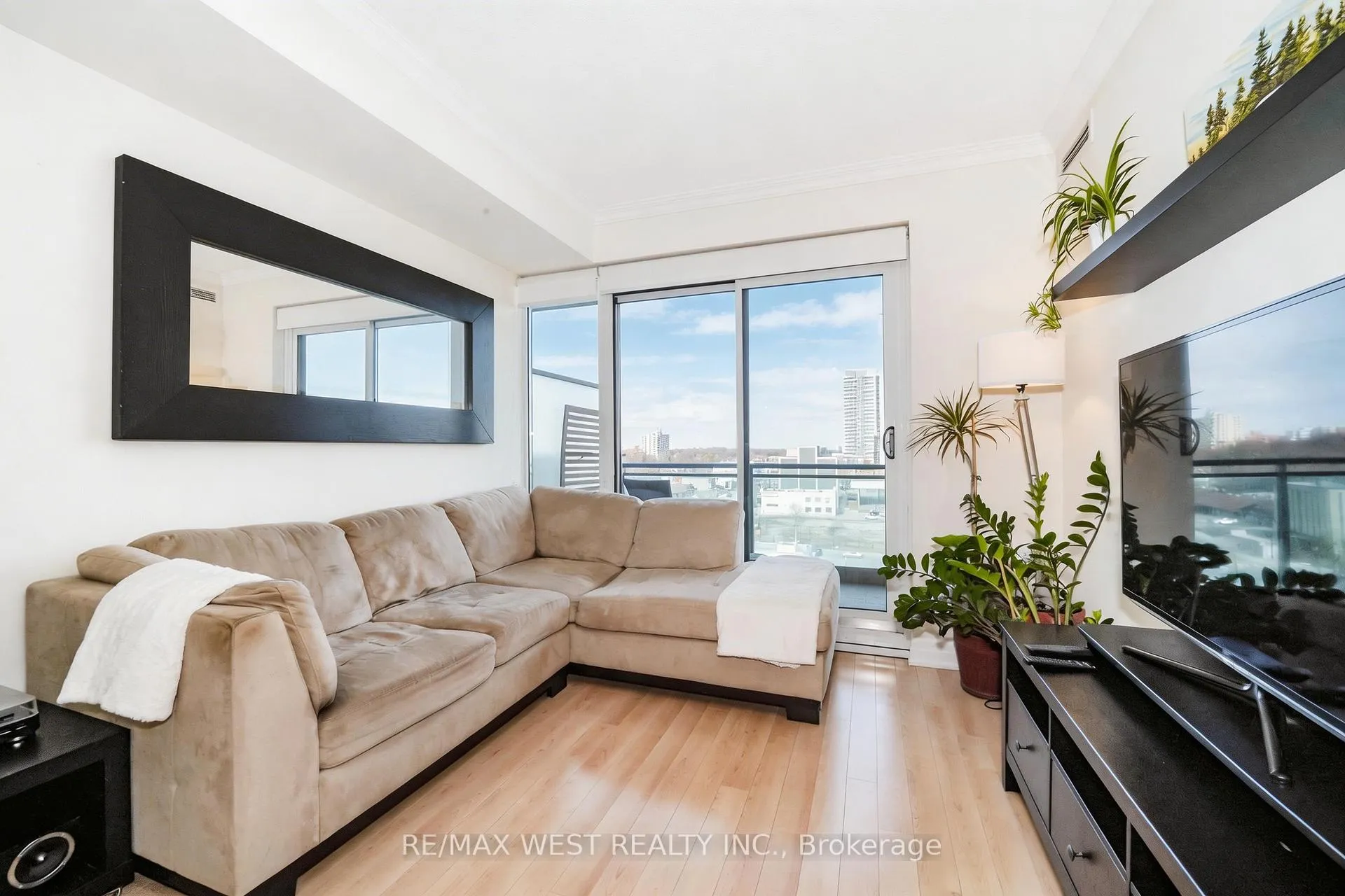 Photo 4 of Unit 909, 100 John Street, Brampton, Downtown Brampton — HOMEH