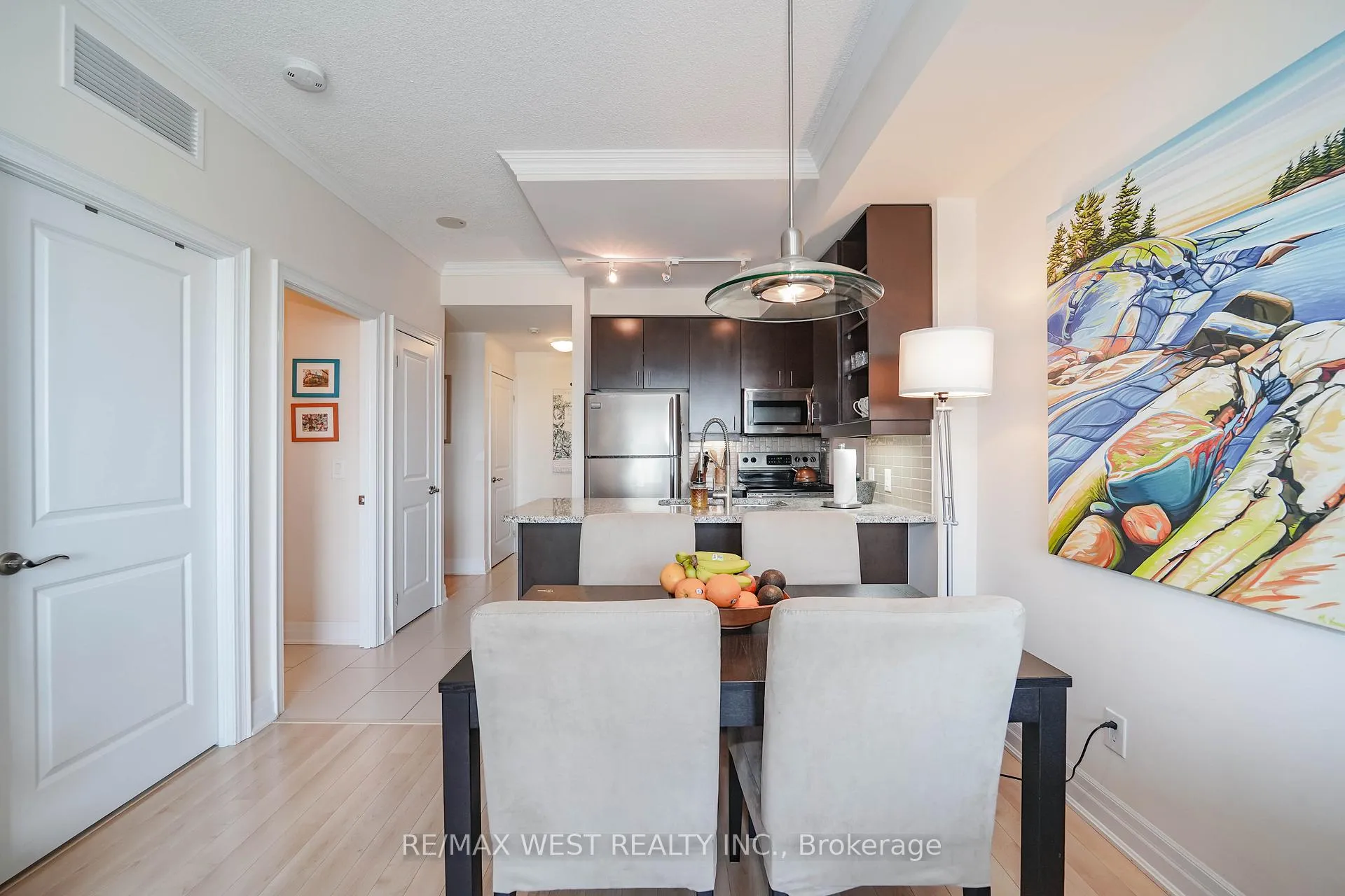 Photo 5 of Unit 909, 100 John Street, Brampton, Downtown Brampton — HOMEH