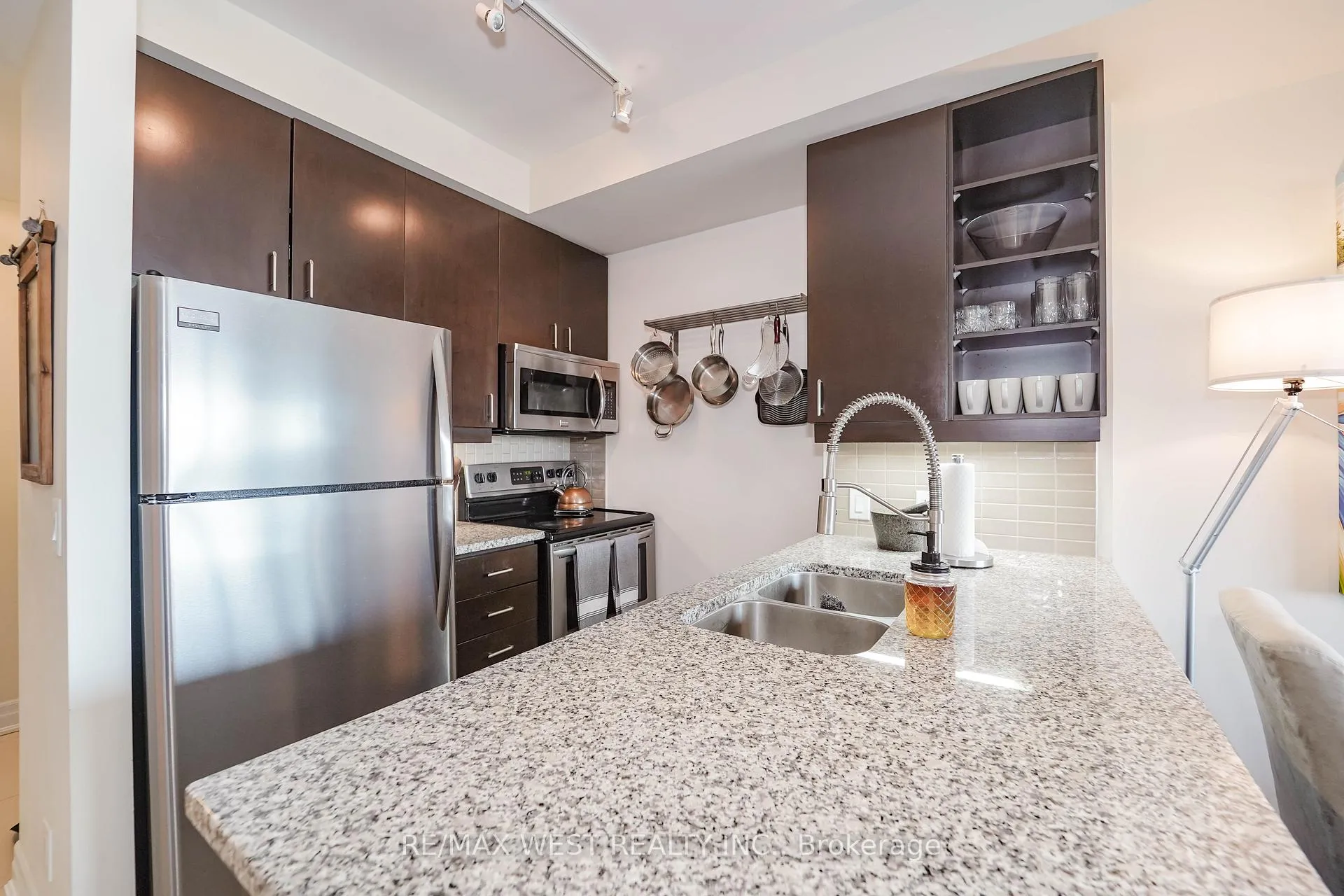 Photo 6 of Unit 909, 100 John Street, Brampton, Downtown Brampton — HOMEH