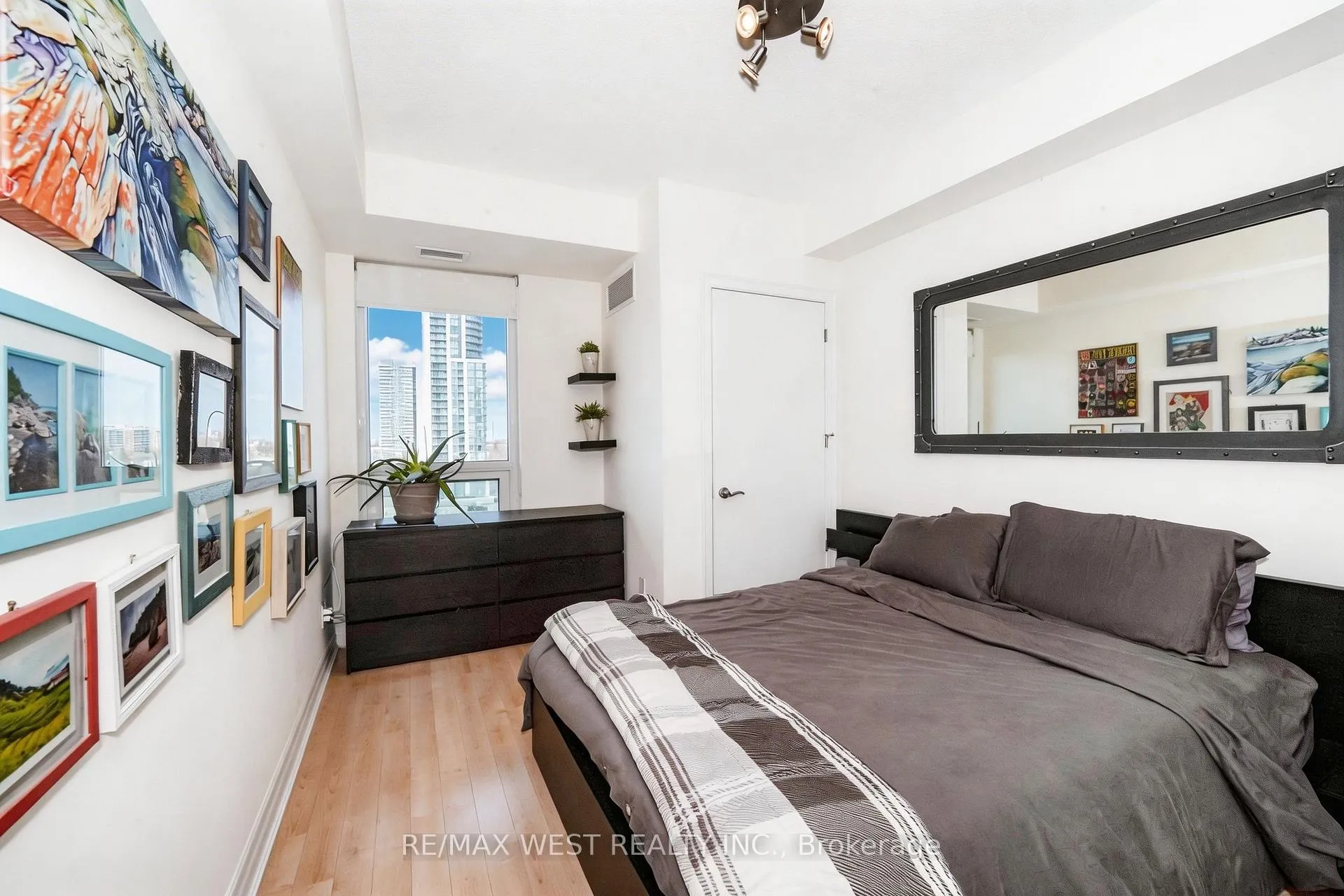 Photo 7 of Unit 909, 100 John Street, Brampton, Downtown Brampton — HOMEH