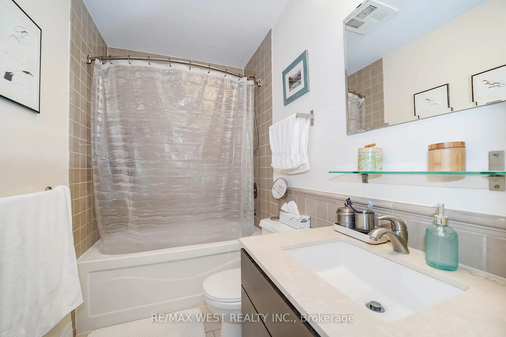 Photo 8 of Unit 909, 100 John Street, Brampton, Downtown Brampton — HOMEH